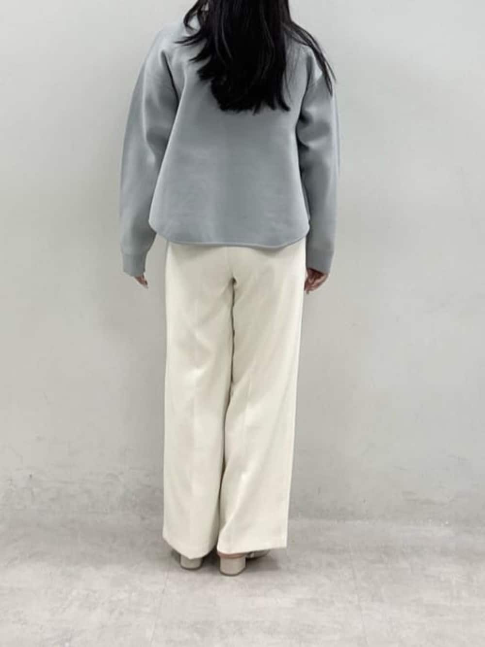 ホワイト系のTシャツ/カットソー、ホワイト系のスラックス、ブルー系のブルゾンを着用したレディースの春コーディネートの4枚目の写真