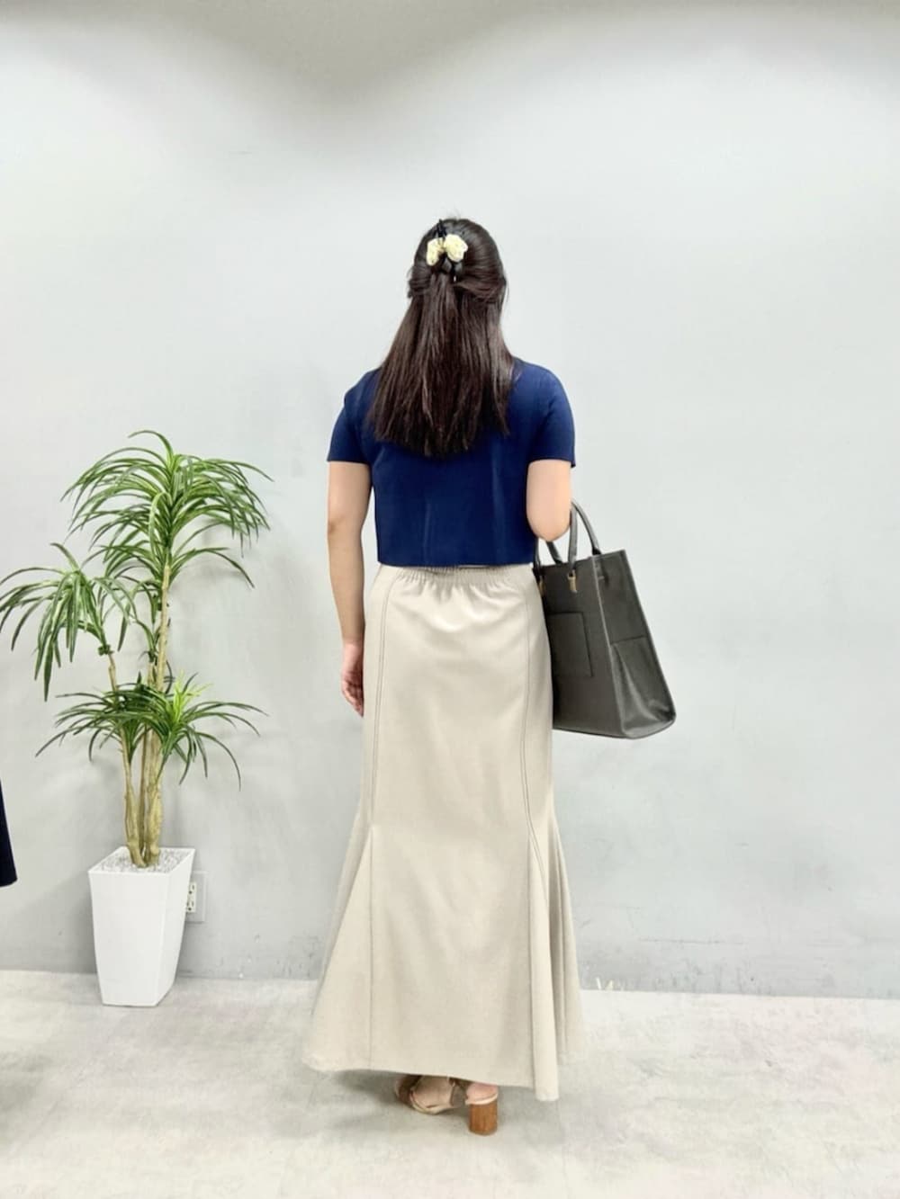 ブルー系のカーディガン/ボレロ、ベージュ系のスカートを着用したレディースの夏コーディネートの3枚目の写真