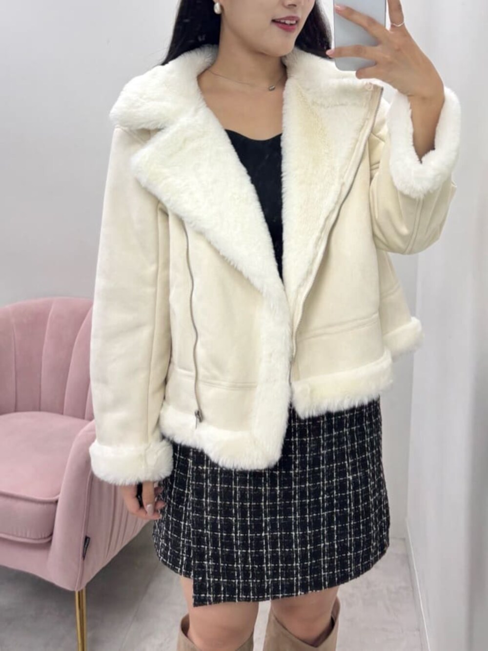 その他のスカート、ブラウン系のブーツ、ホワイト系のブルゾンを着用したレディースの秋コーディネートの4枚目の写真