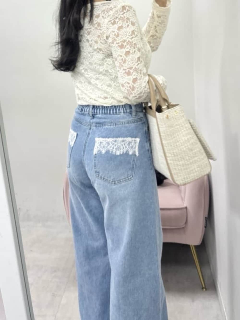 ホワイト系のTシャツ/カットソー、ブルー系のデニムパンツ、ベージュ系のハンドバッグを着用したレディースの冬コーディネートの6枚目の写真