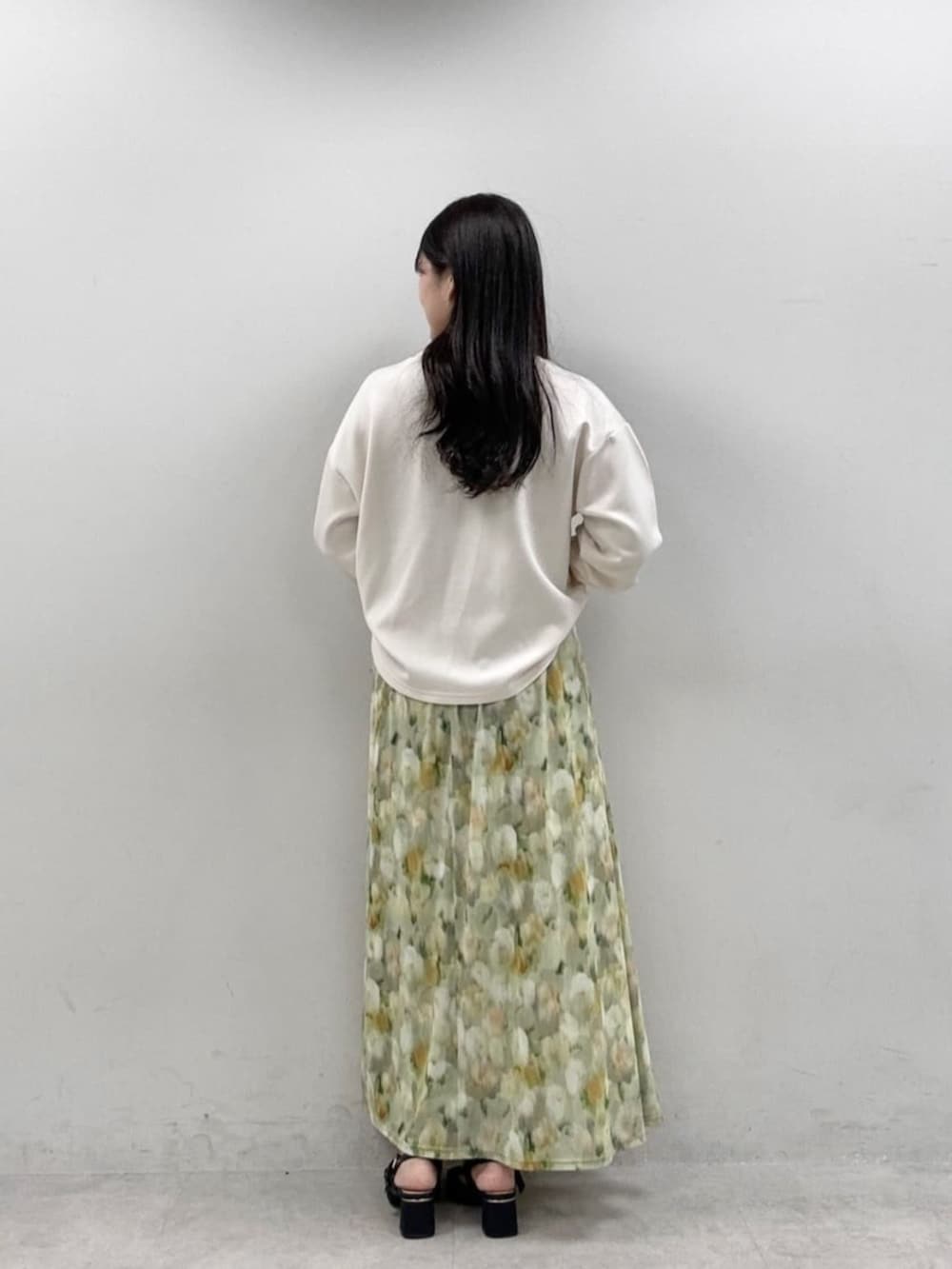 ブラック系のサンダル、グリーン系のスカートを着用したレディースの冬コーディネートの3枚目の写真