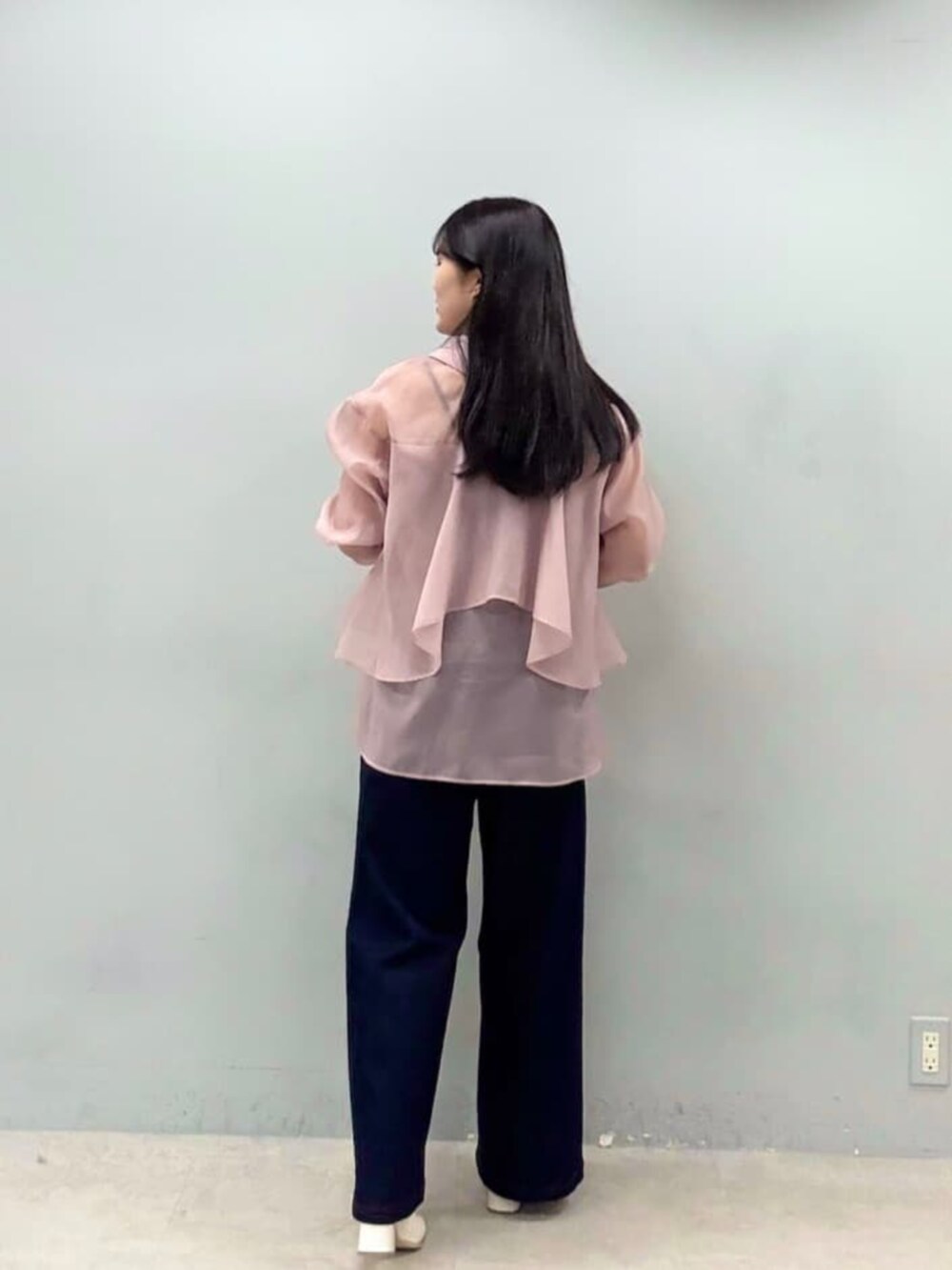 ピンク系のシャツ/ブラウス、ブルー系のデニムパンツを着用したレディースの秋コーディネートの2枚目の写真