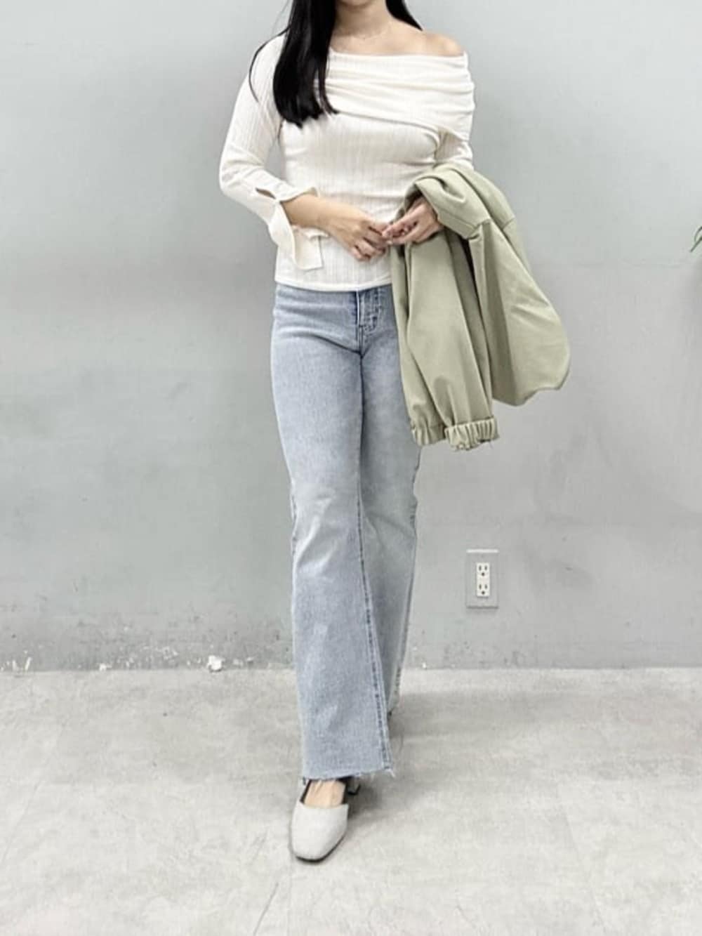 ブルー系のデニムパンツ、ホワイト系のニット/セーターを着用したレディースの春コーディネートの4枚目の写真