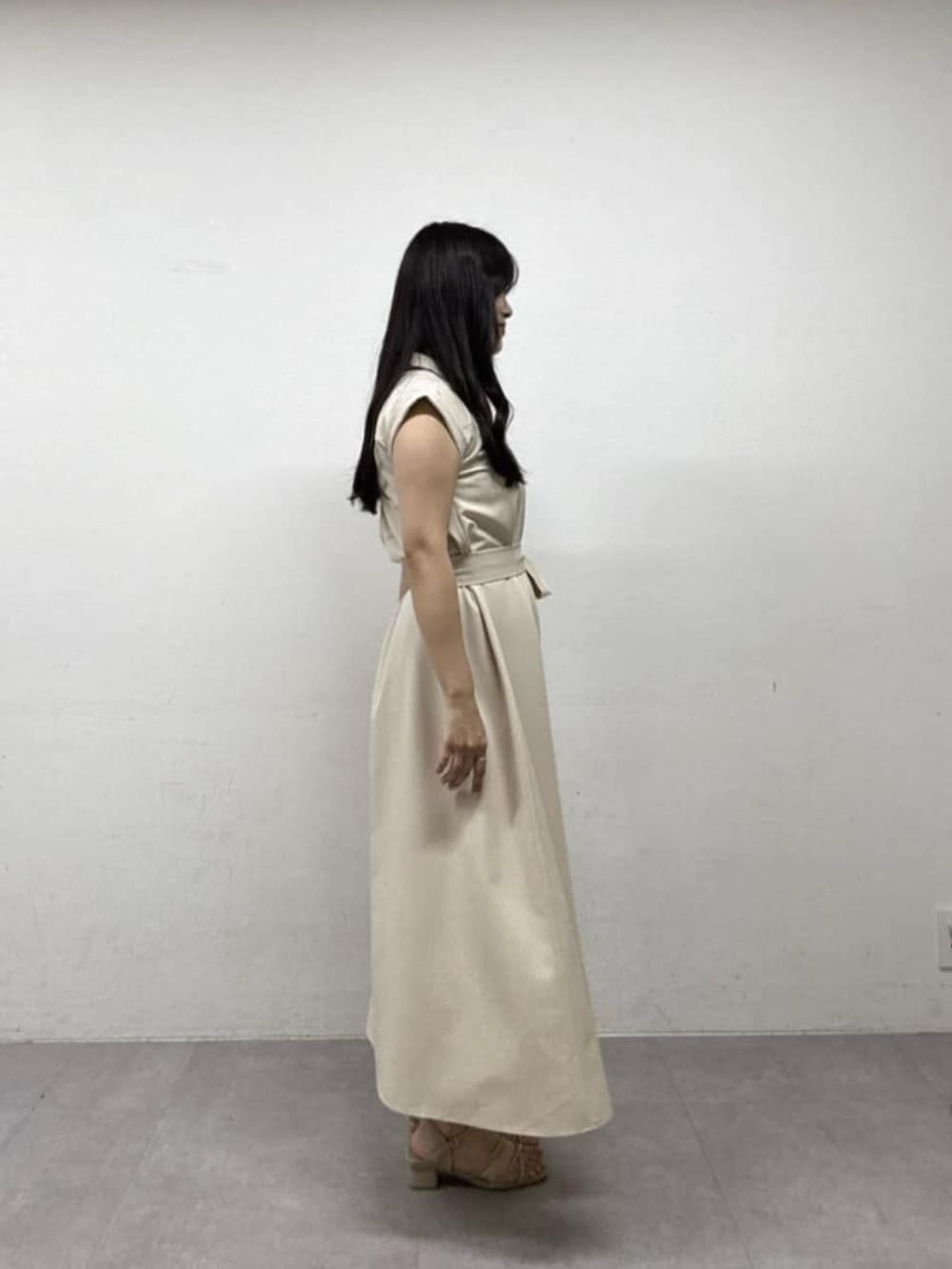 ベージュ系のワンピースを着用したレディースの春コーディネートの2枚目の写真
