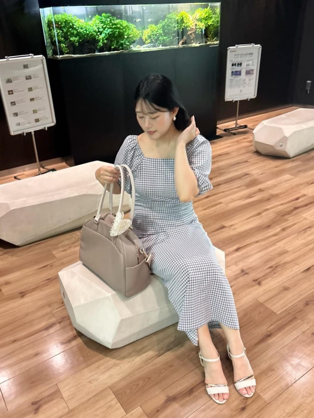 その他のワンピース、ベージュ系のボストンバッグを着用したレディースの秋コーディネートの6枚目の写真