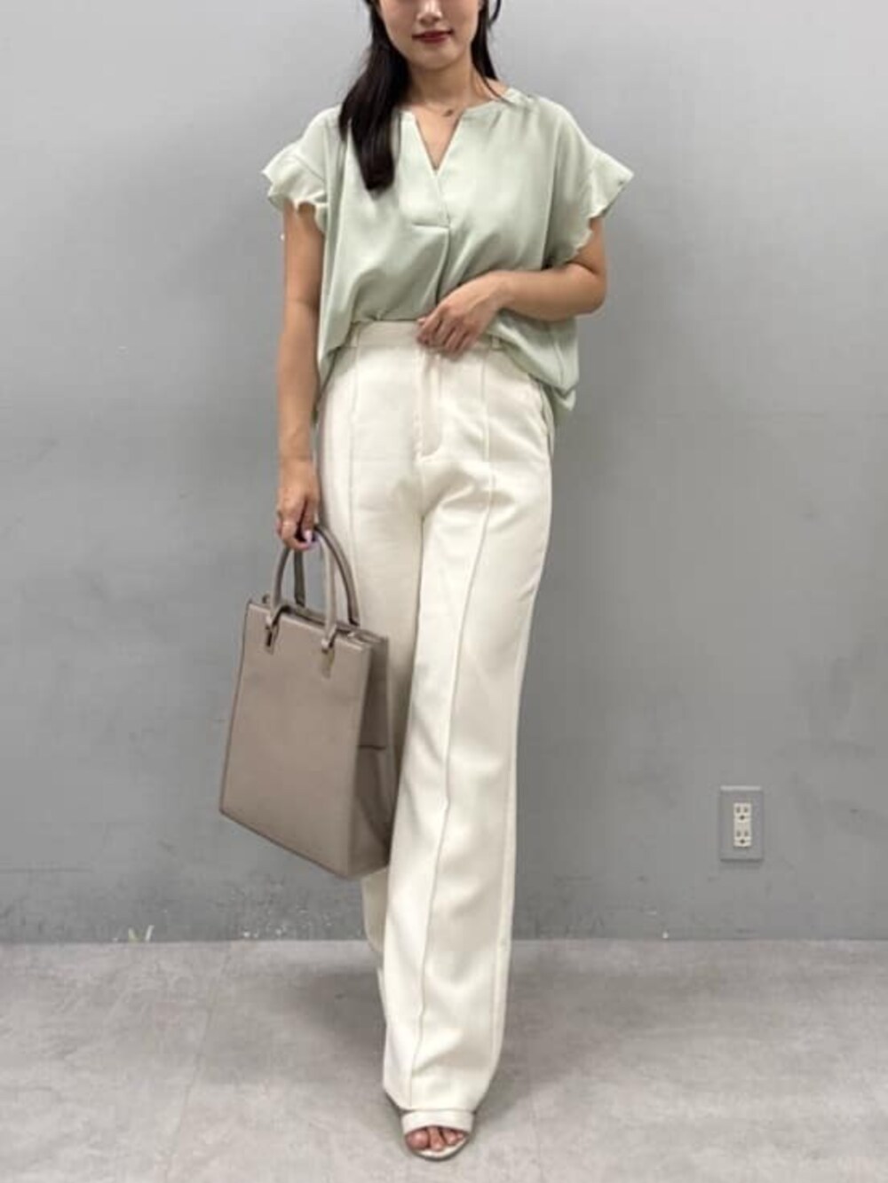 ホワイト系のその他パンツ、グリーン系のシャツ/ブラウスを着用したレディースの夏コーディネートの4枚目の写真