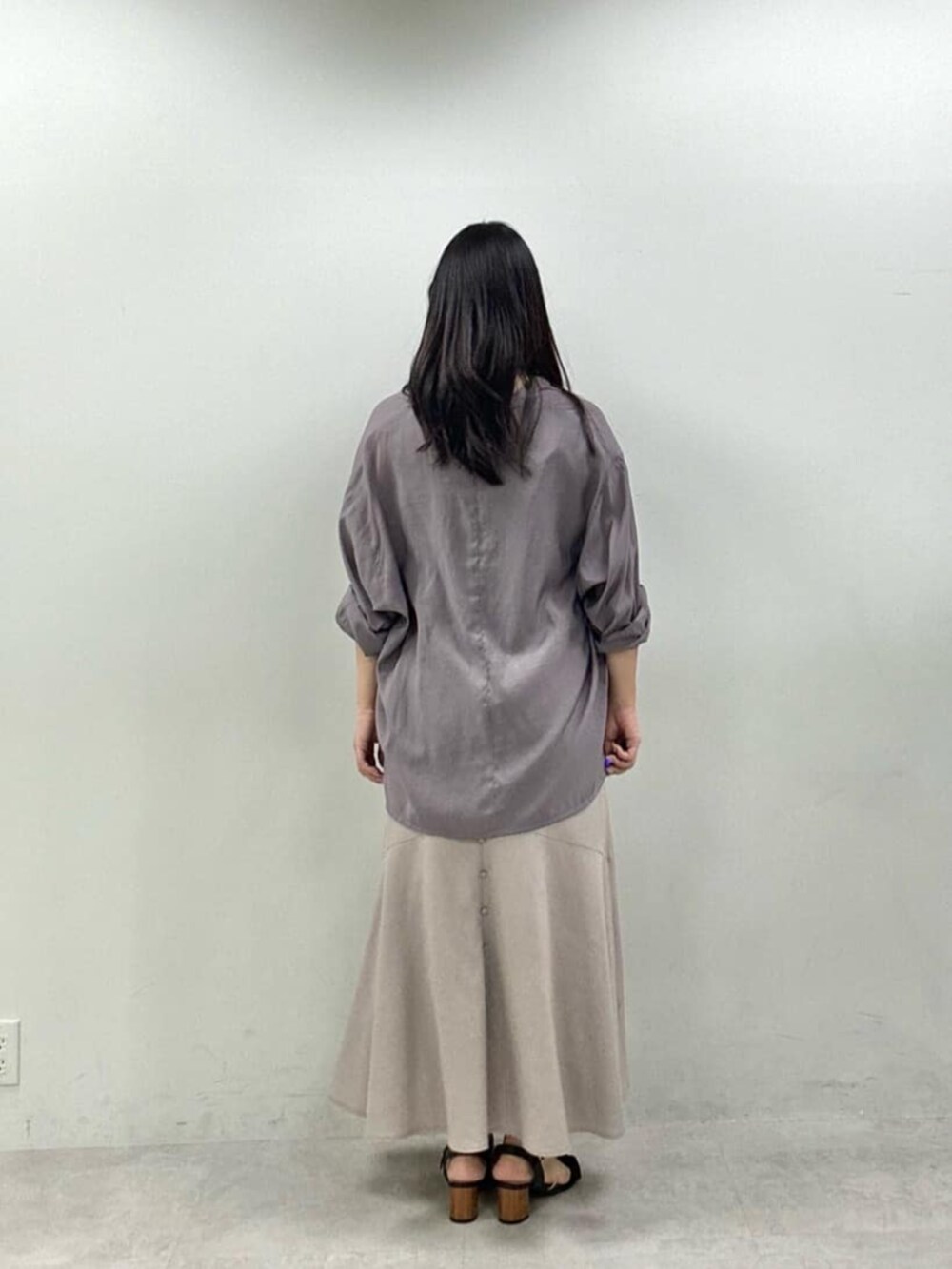 ベージュ系のワンピース、グレー系のシャツ/ブラウスを着用したレディースの夏コーディネートの3枚目の写真