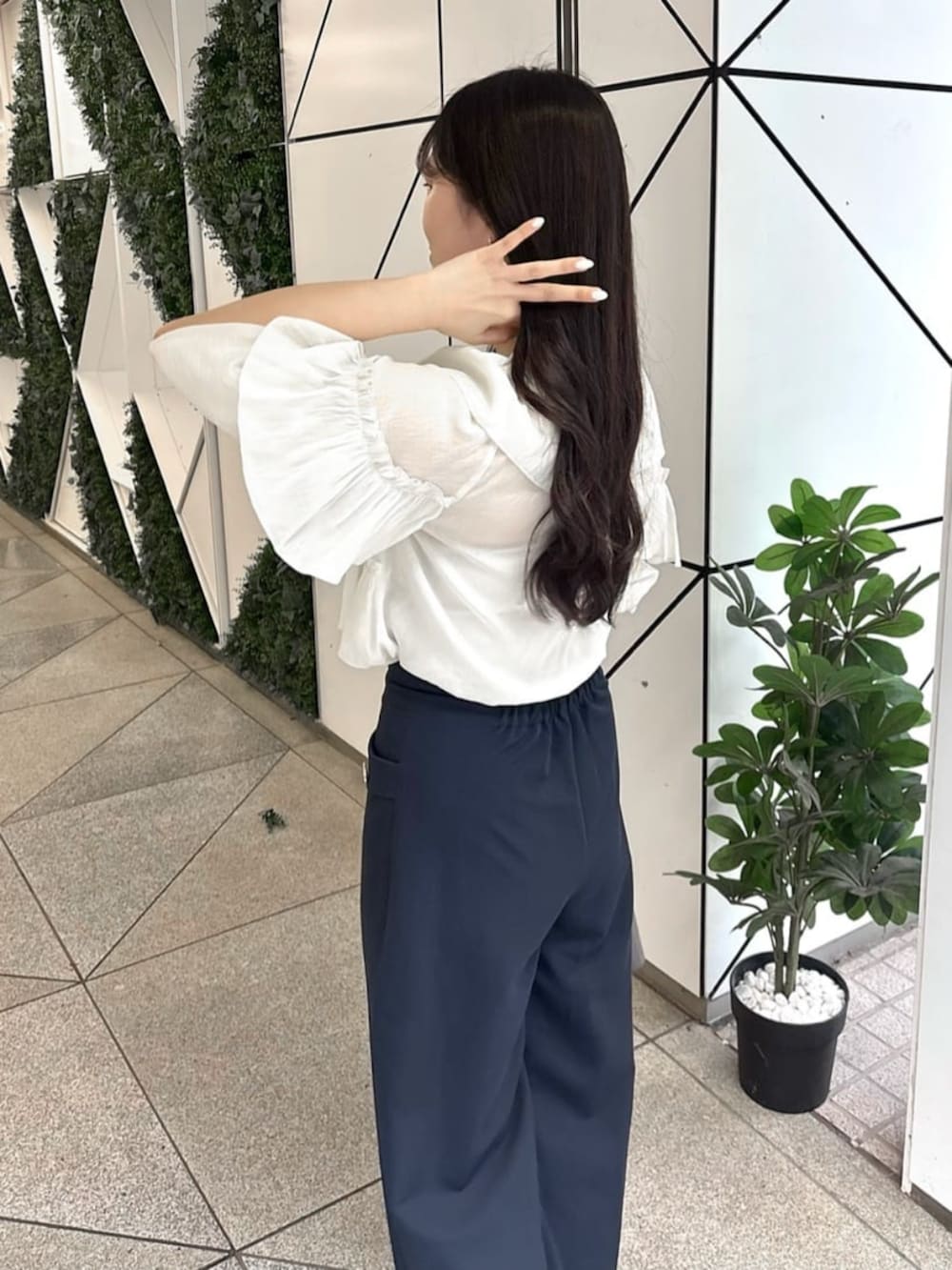 ホワイト系のシャツ/ブラウス、ブルー系のその他パンツ、グレー系のハンドバッグを着用したレディースの夏コーディネートの3枚目の写真