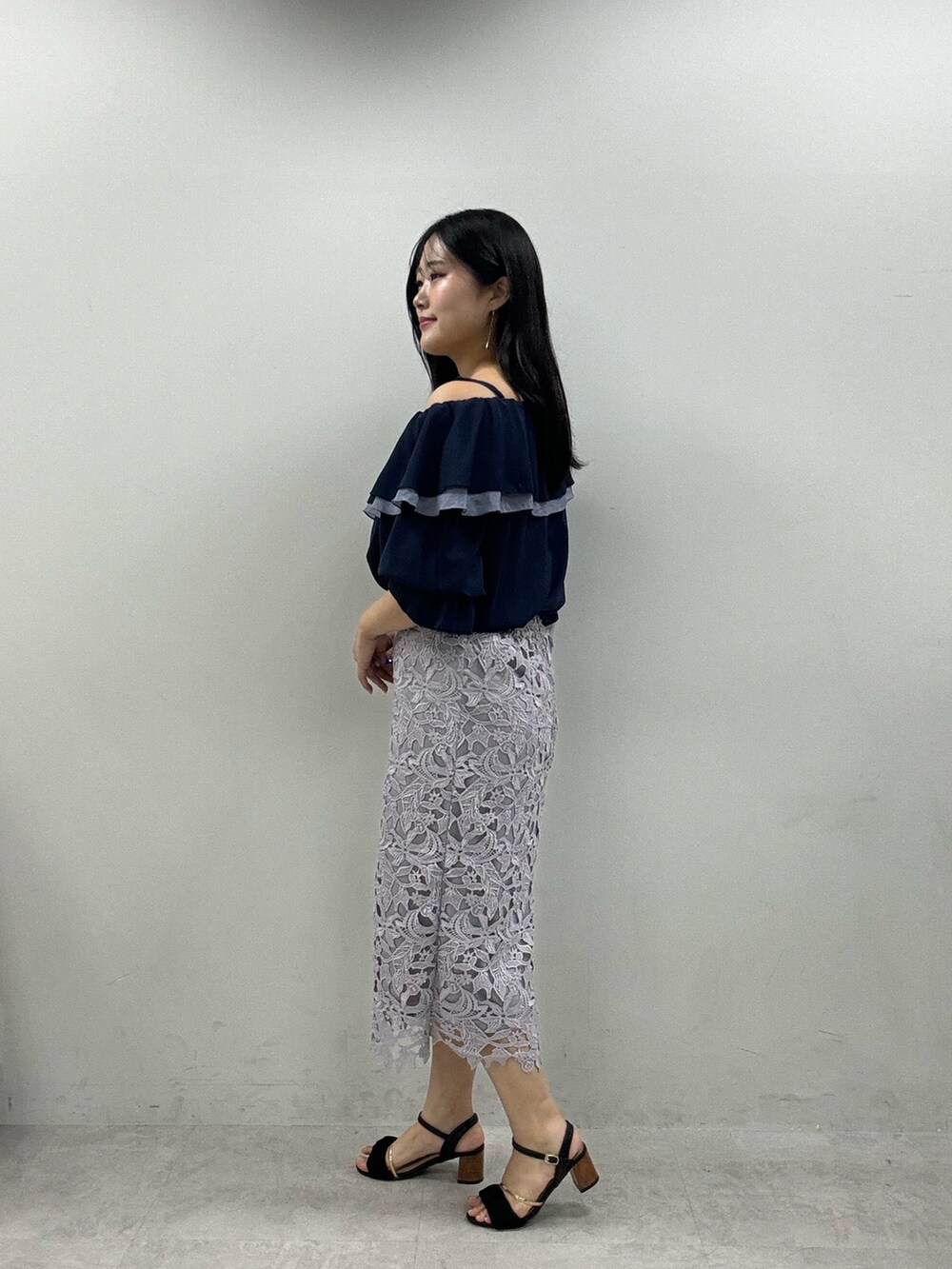 ブルー系のスカート、ブルー系のシャツ/ブラウスを着用したレディースの春コーディネートの2枚目の写真