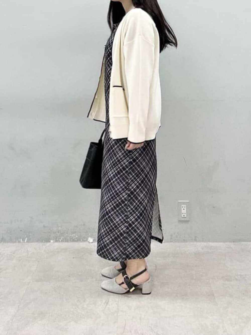 ブラック系のショルダーバッグ、その他のワンピース、ホワイト系のカーディガン/ボレロを着用したレディースの春コーディネートの2枚目の写真