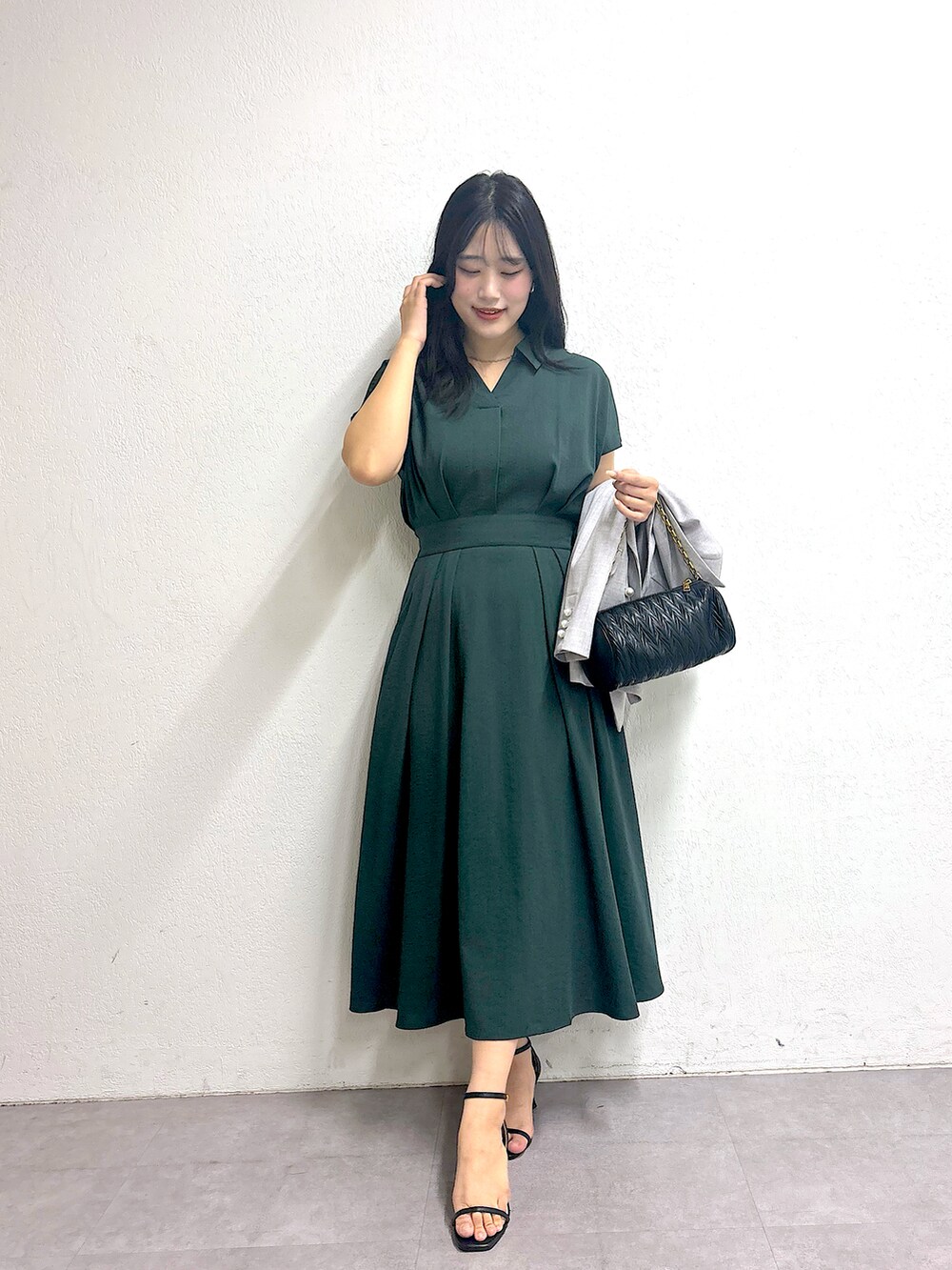 ベージュ系のその他アウター、グリーン系のワンピースを着用したレディースの春コーディネートの2枚目の写真