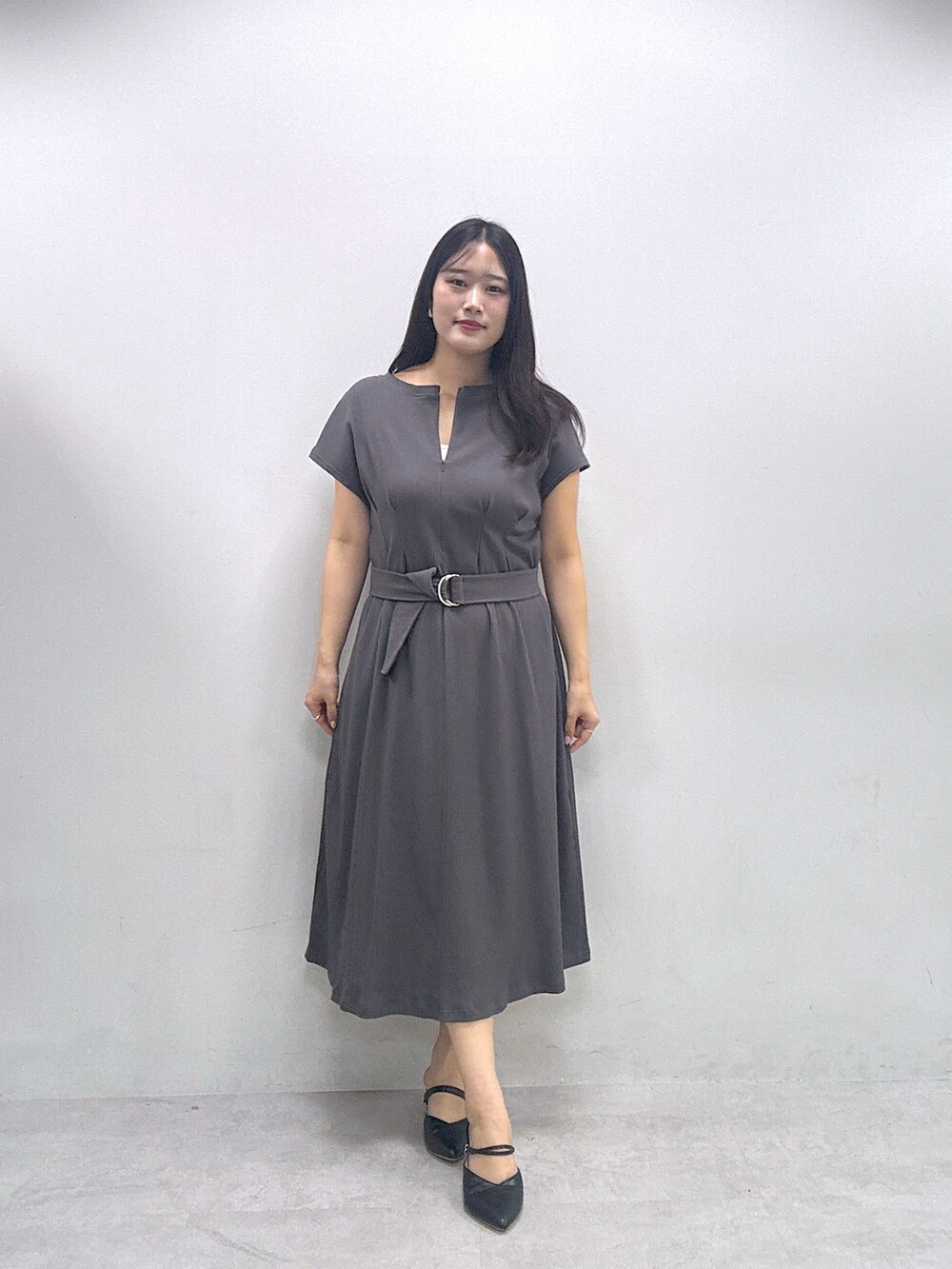 グレー系のワンピースを着用したレディースの春コーディネートの4枚目の写真