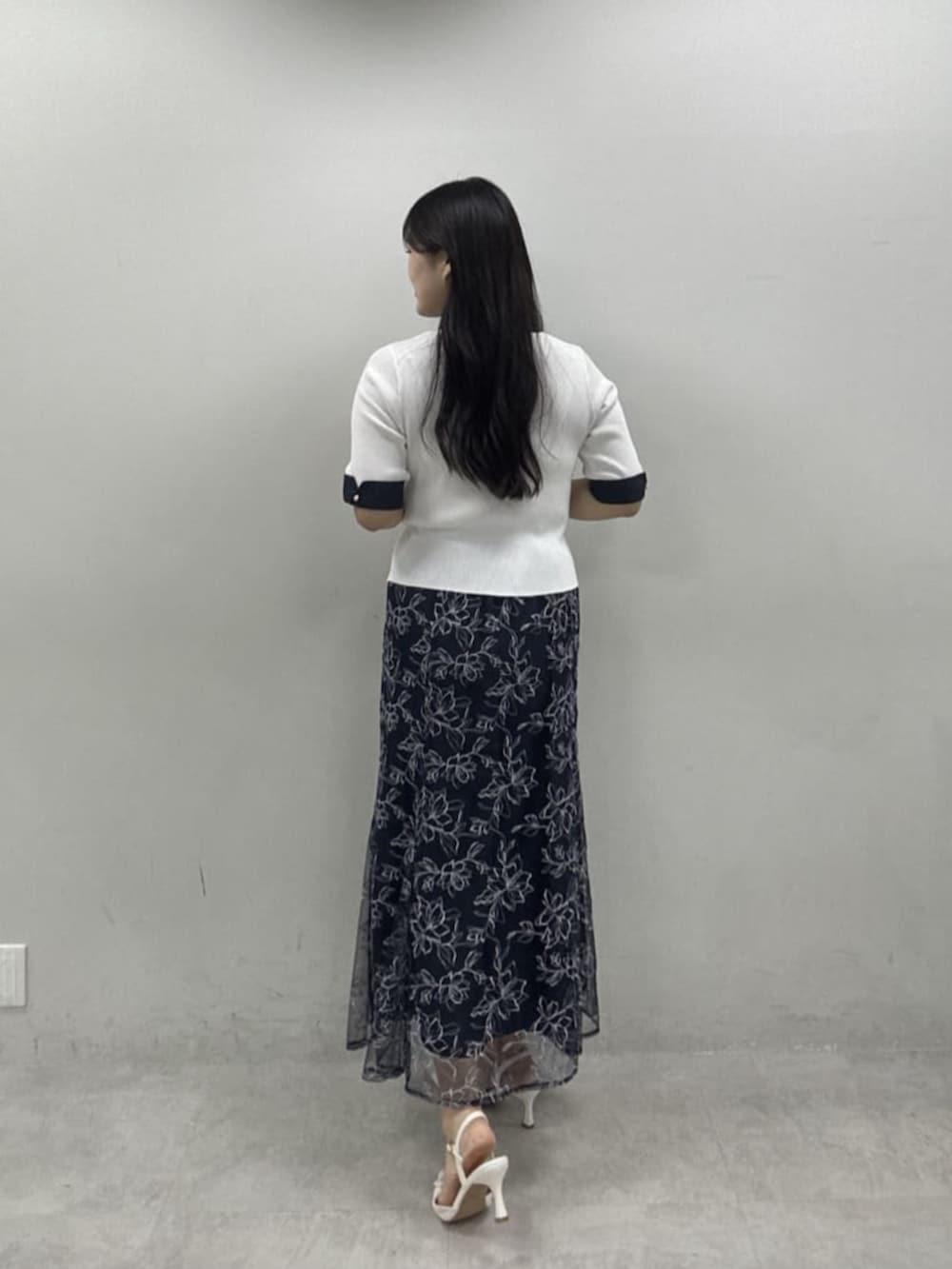 ホワイト系のカーディガン/ボレロ、ブルー系のスカートを着用したレディースの夏コーディネートの3枚目の写真