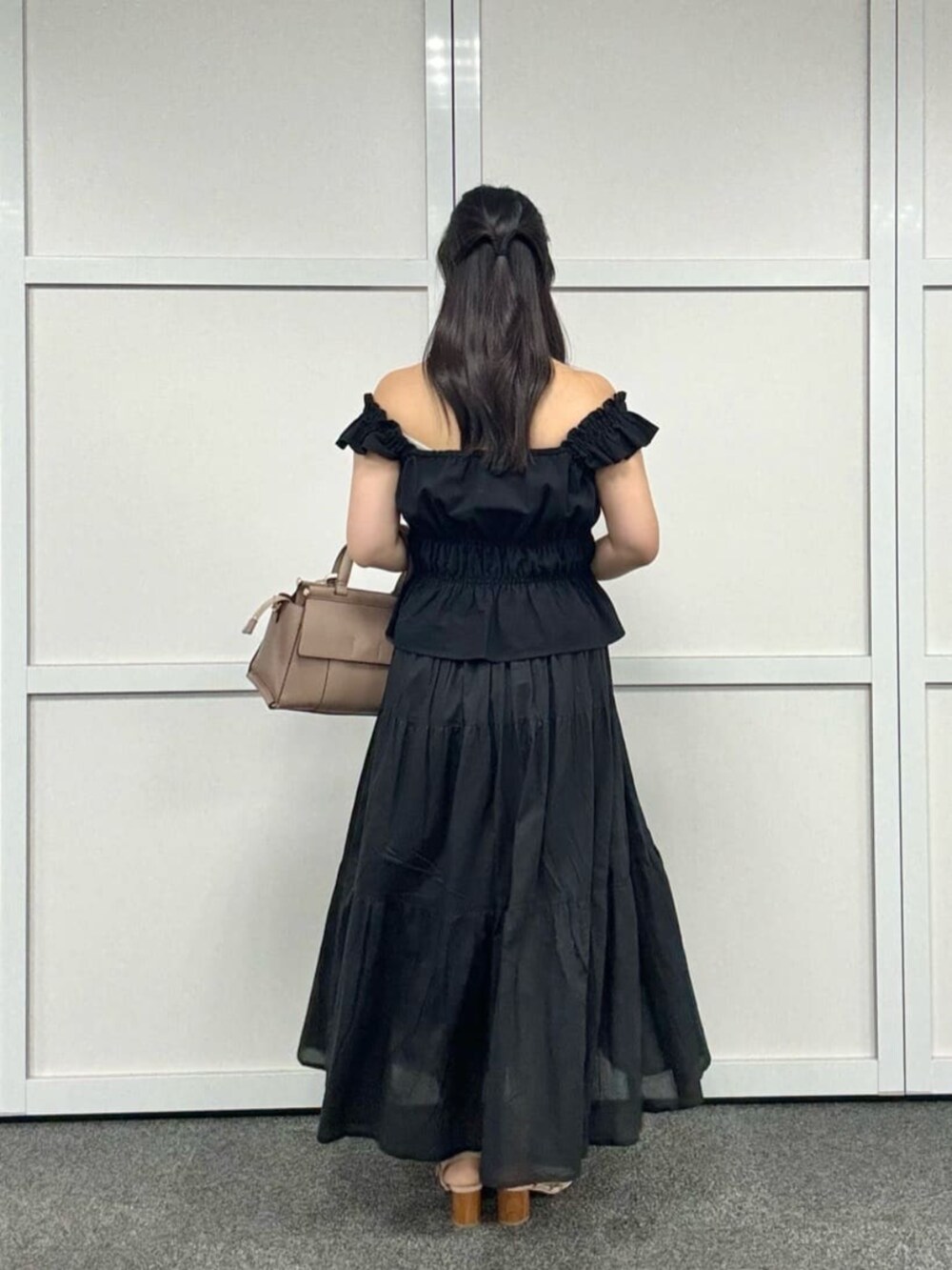 ブラック系のその他パンツ、ブラック系のスカートを着用したレディースの夏コーディネートの3枚目の写真