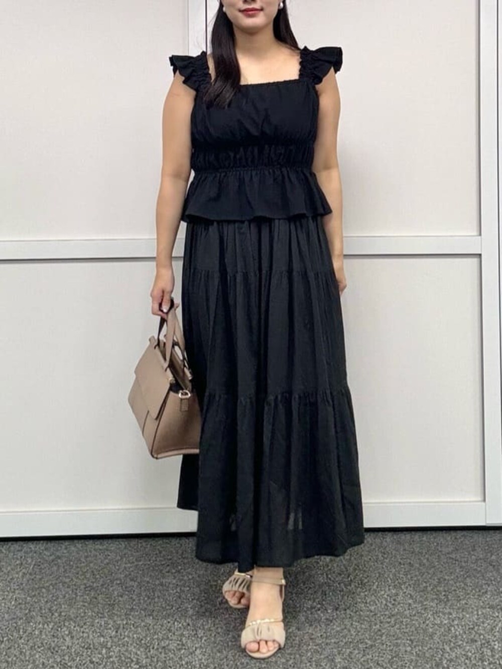 ブラック系のその他パンツ、ブラック系のスカートを着用したレディースの夏コーディネートの5枚目の写真