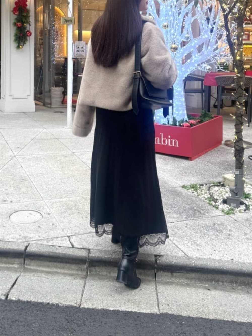 ベージュ系のその他アウター、ブラック系のワンピースを着用したレディースの冬コーディネートの5枚目の写真