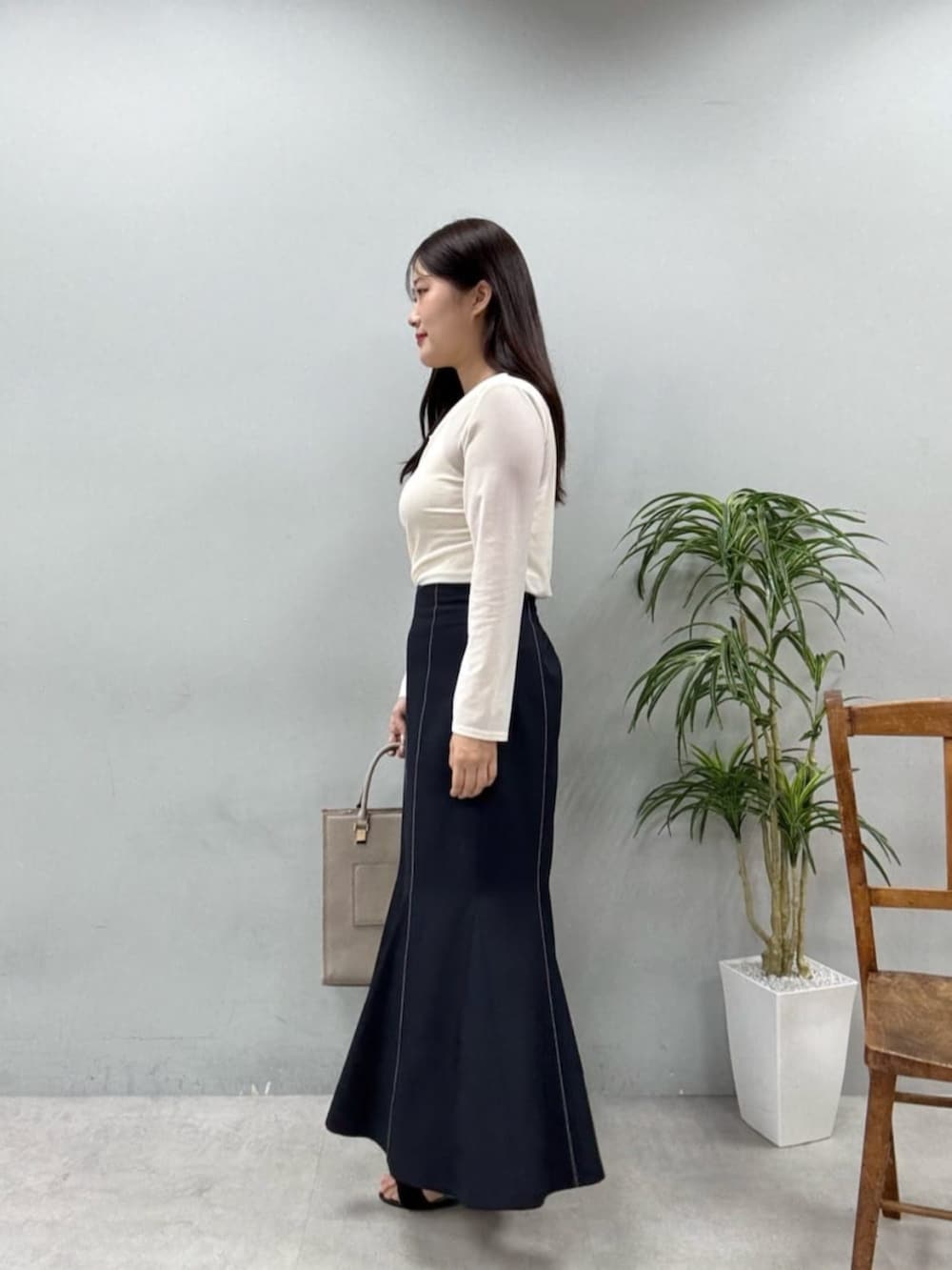 ブルー系のスカート、ホワイト系のTシャツ/カットソーを着用したレディースの夏コーディネートの2枚目の写真