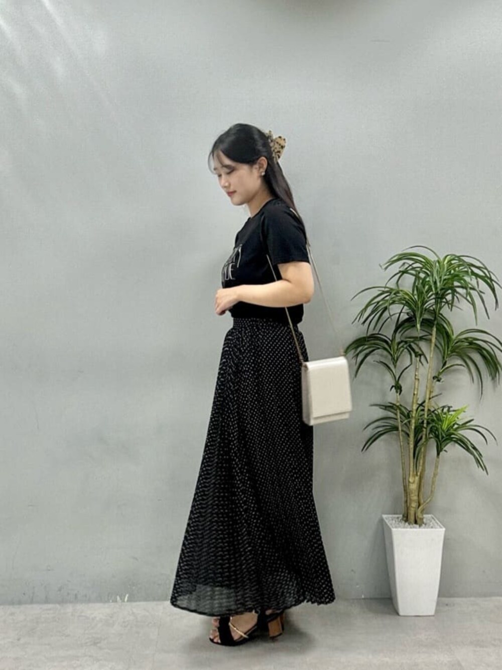 ブラック系のTシャツ/カットソー、その他のスカートを着用したレディースの夏コーディネートの2枚目の写真