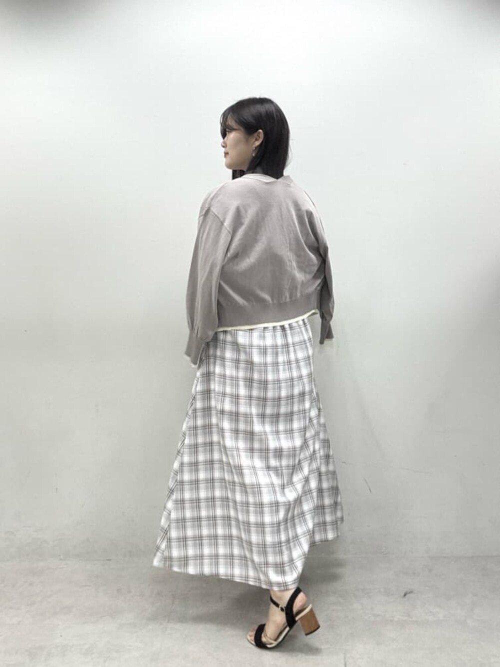 その他のワンピース、グレー系のカーディガン/ボレロを着用したレディースの春コーディネートの4枚目の写真