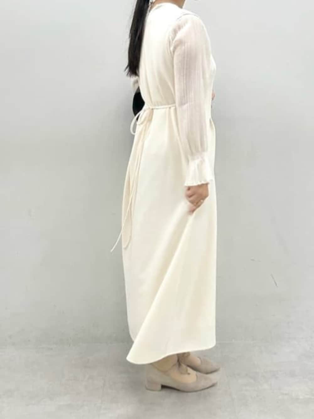 ブラック系のノーカラージャケット、ホワイト系のワンピースを着用したレディースの冬コーディネートの3枚目の写真