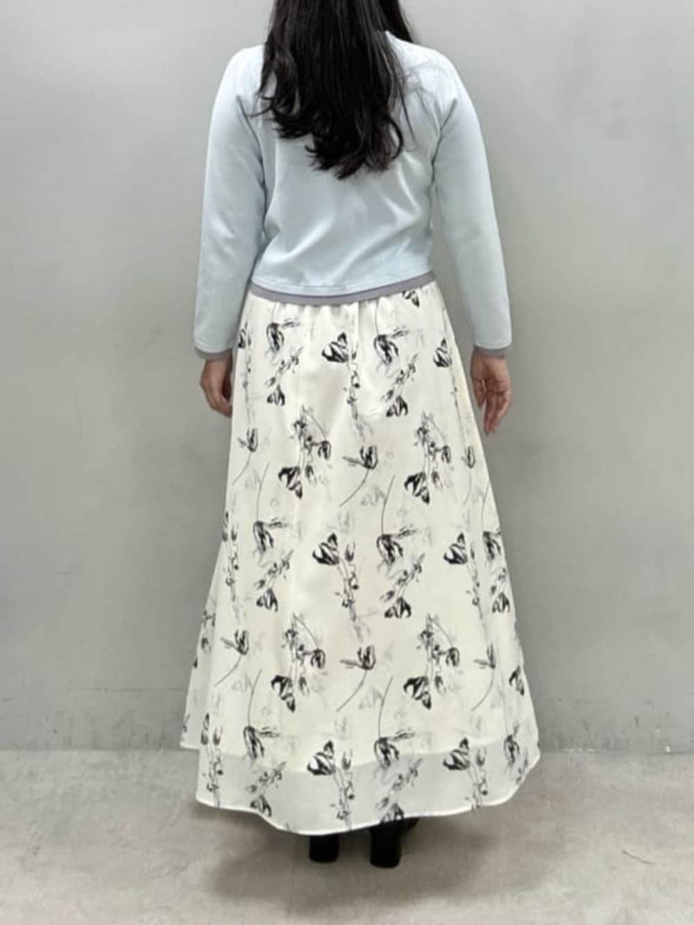 ホワイト系のスカート、ブルー系のカーディガン/ボレロを着用したレディースの冬コーディネートの3枚目の写真