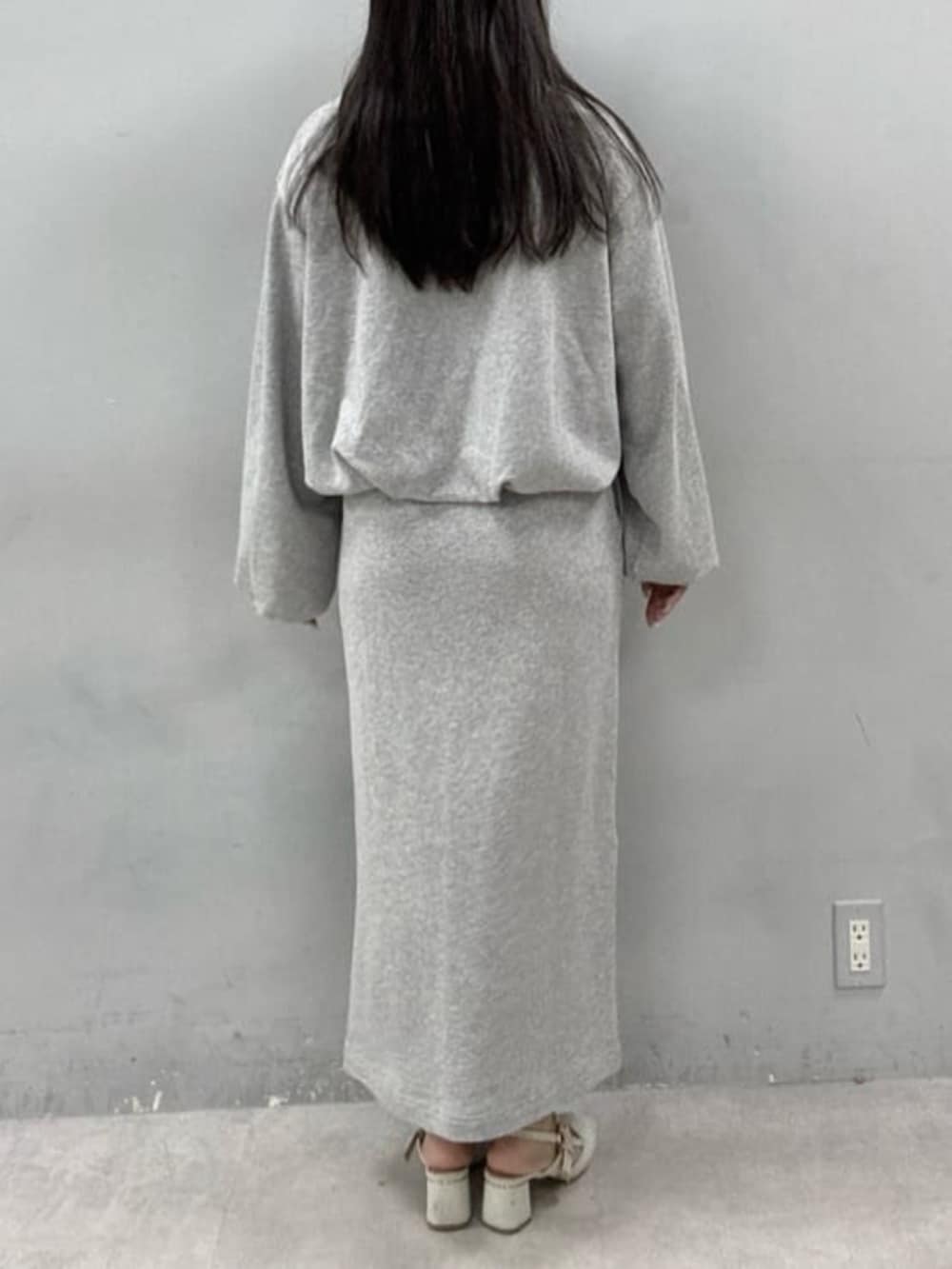ホワイト系のサンダル、グレー系のスウェット、グレー系のスカートを着用したレディースの冬コーディネートの3枚目の写真