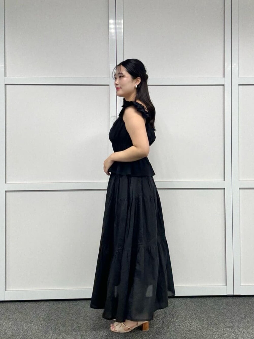 ブラック系のその他パンツ、ブラック系のスカートを着用したレディースの夏コーディネートの6枚目の写真