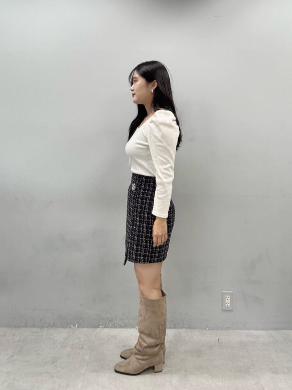 その他のスカート、ブラウン系のブーツ、ホワイト系のTシャツ/カットソーを着用したレディースの秋コーディネートの2枚目の写真