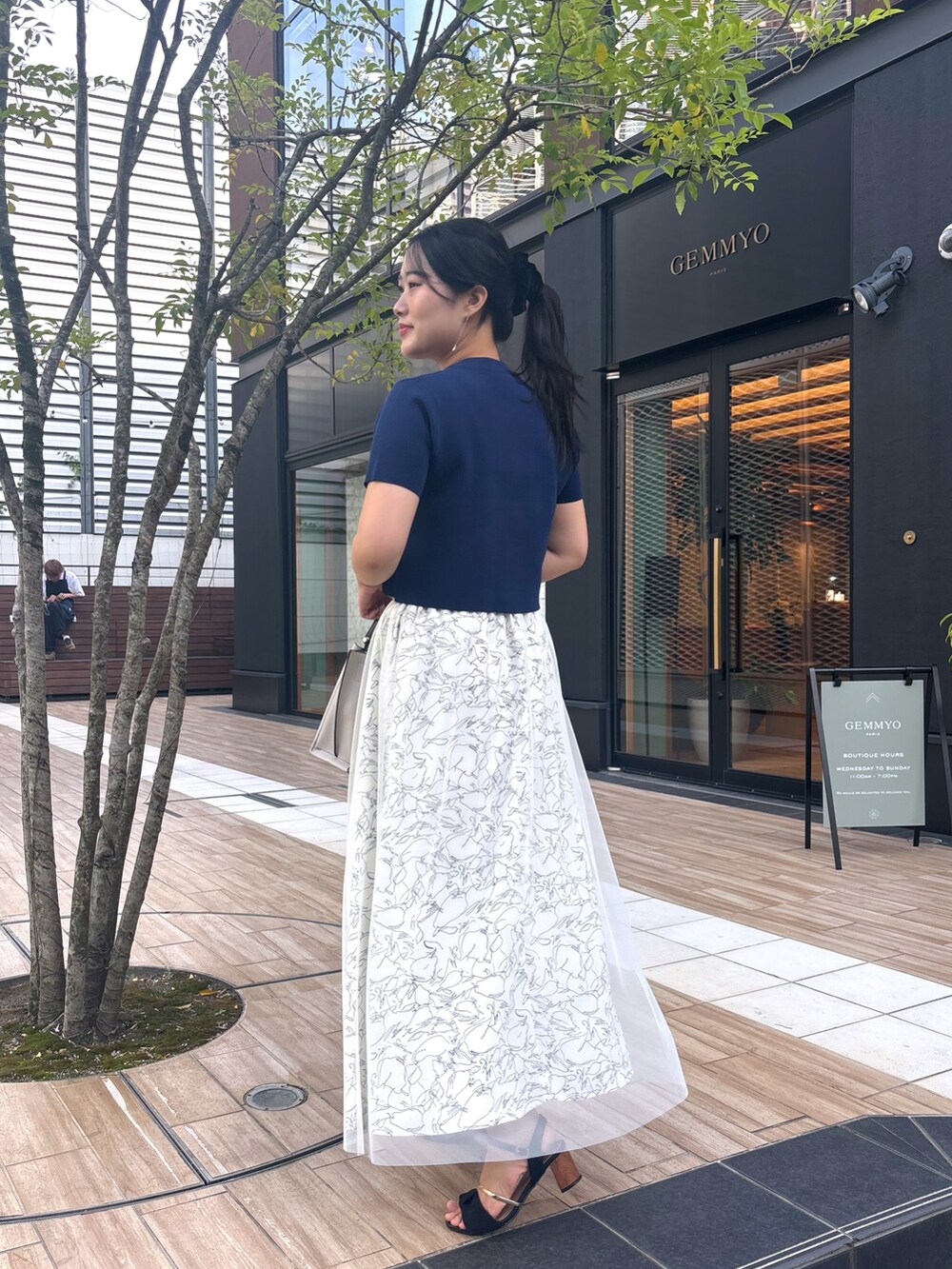 グレー系のショルダーバッグ、その他のスカート、ブルー系のカーディガン/ボレロを着用したレディースの春コーディネートの4枚目の写真