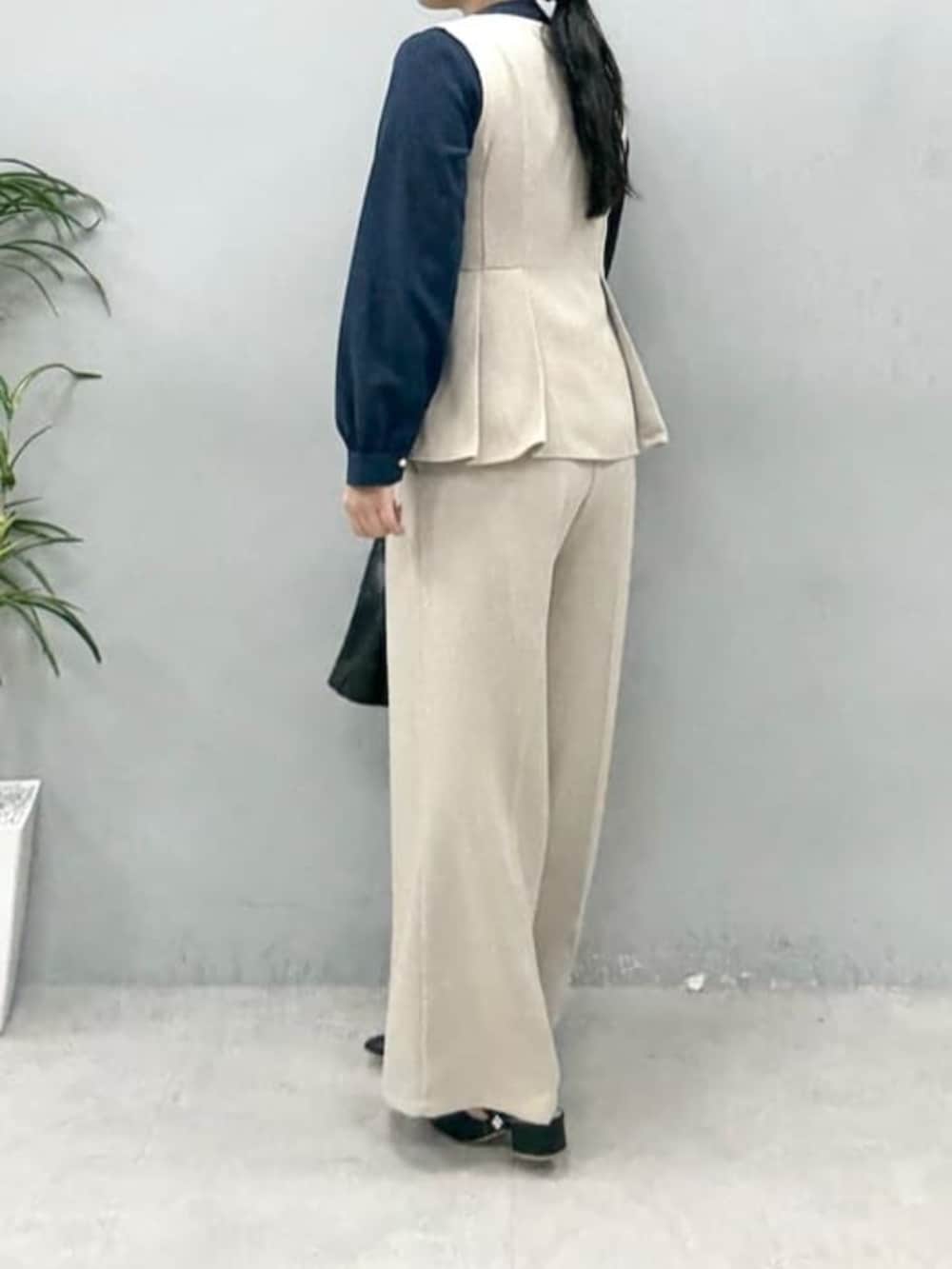 ブルー系のシャツ/ブラウス、ベージュ系のその他パンツ、ベージュ系のベストを着用したレディースの冬コーディネートの3枚目の写真