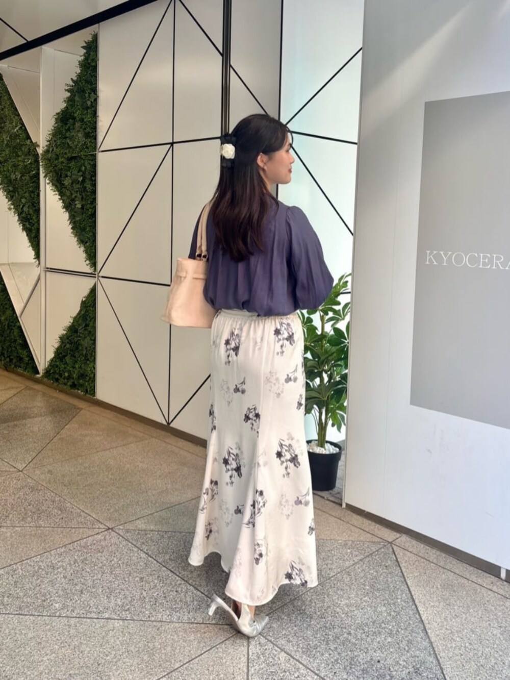 ブルー系のシャツ/ブラウス、ホワイト系のスカートを着用したレディースの夏コーディネートの2枚目の写真