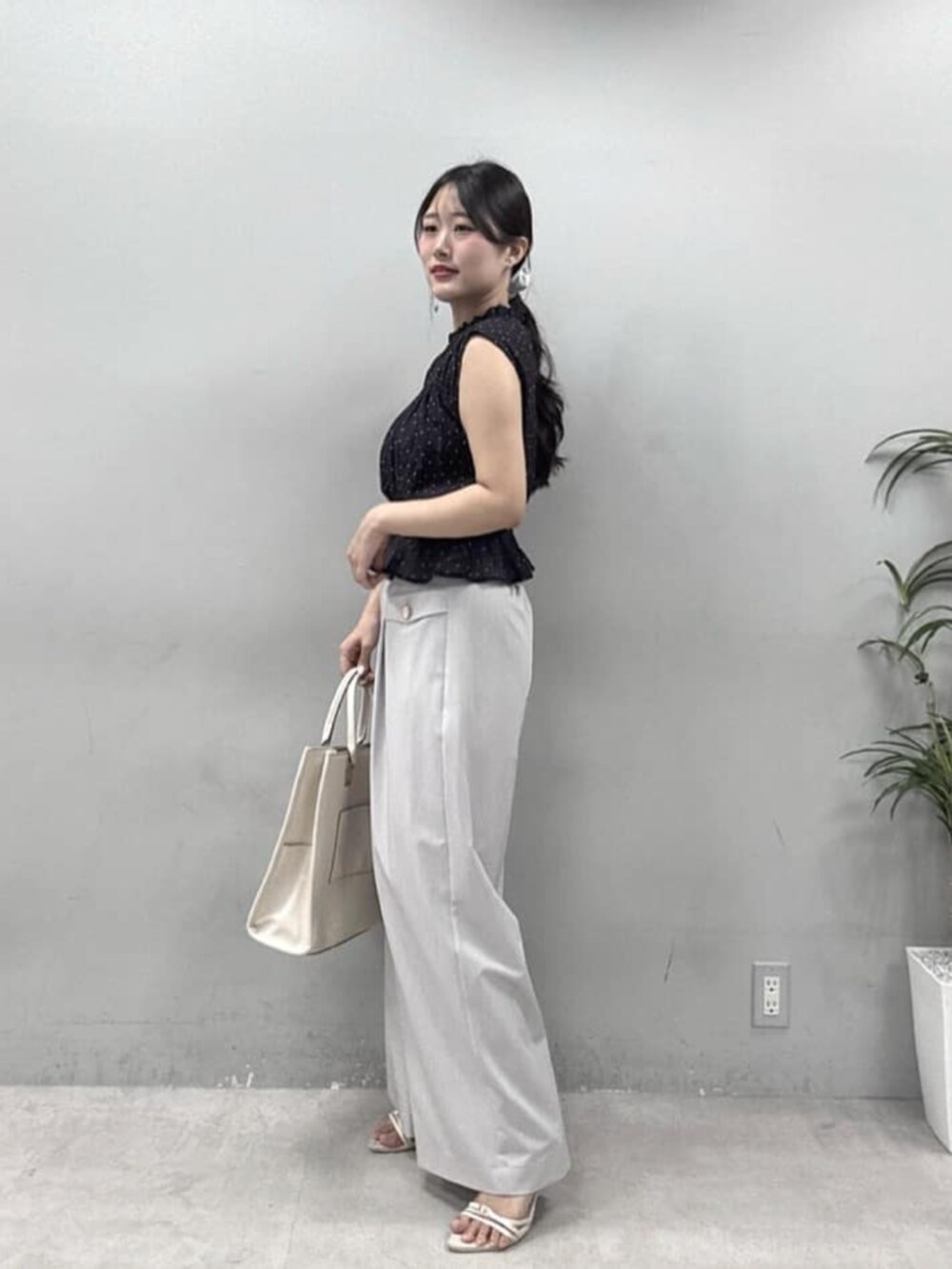 グレー系のその他パンツ、その他のシャツ/ブラウスを着用したレディースの夏コーディネートの2枚目の写真