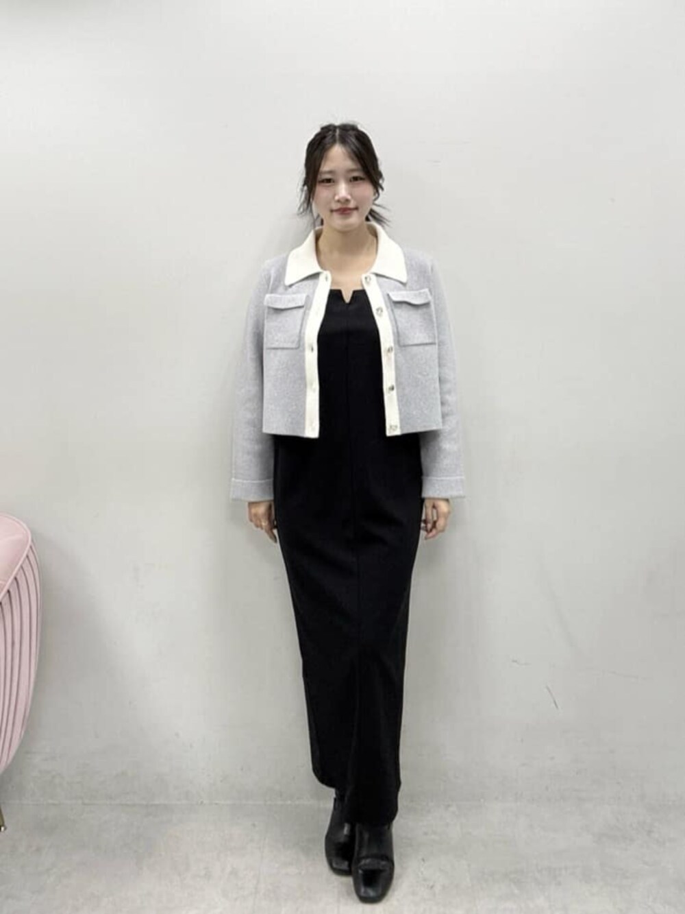 グレー系のカーディガン/ボレロ、ブラック系のワンピース、ホワイト系のトートバッグを着用したレディースの冬コーディネートの2枚目の写真