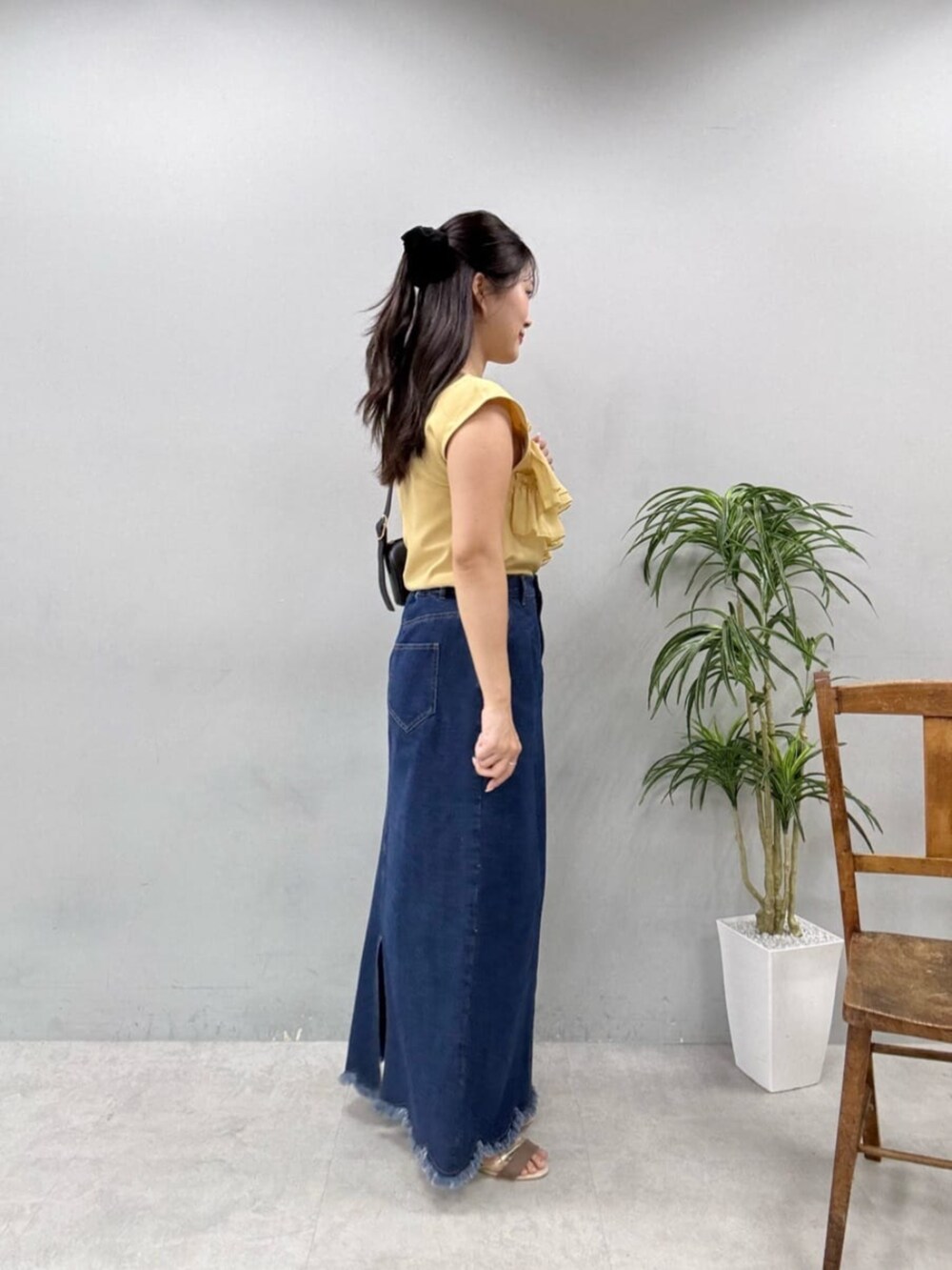 イエロー系のシャツ/ブラウス、ブルー系のスカートを着用したレディースの夏コーディネートの3枚目の写真