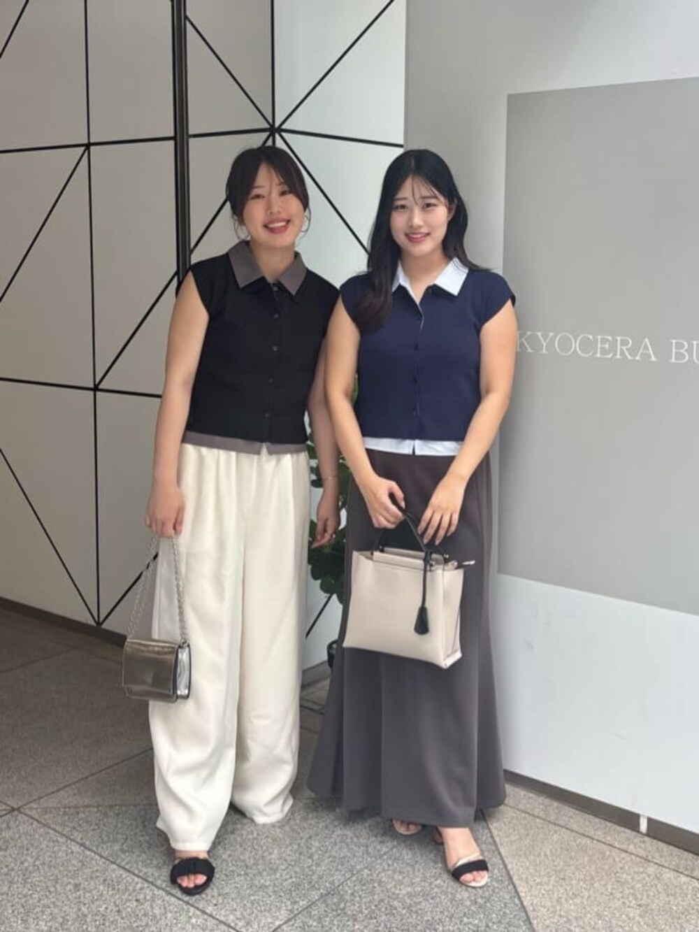 グレー系のスカート、ホワイト系のその他パンツを着用したレディースの夏コーディネートの2枚目の写真