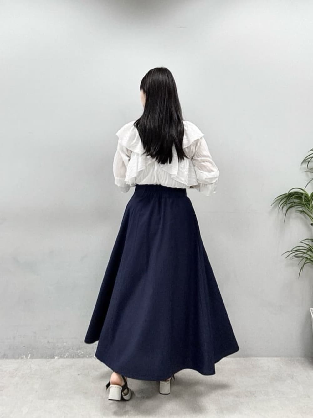 ホワイト系のショルダーバッグ、ホワイト系のシャツ/ブラウスを着用したレディースの春コーディネートの3枚目の写真