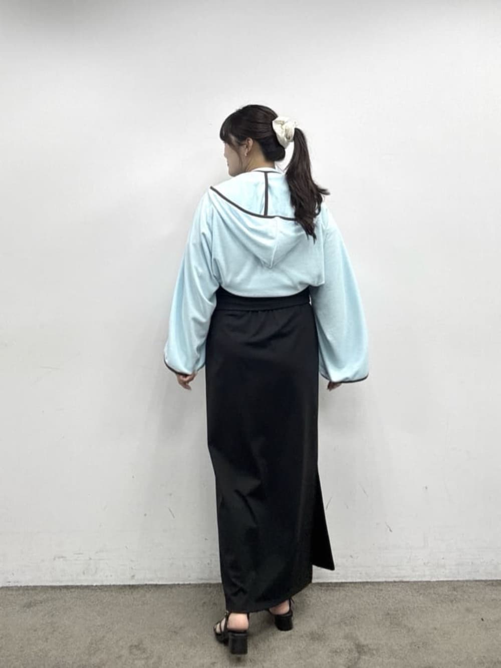 ブラック系の水着、ブラック系の水着、ブルー系のタオルを着用したレディースの春コーディネートの3枚目の写真