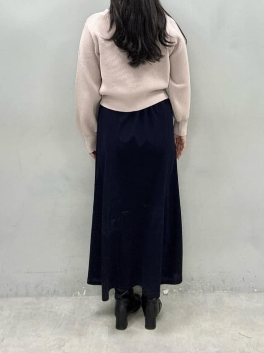 ブルー系のスカート、ピンク系のカーディガン/ボレロを着用したレディースの冬コーディネートの3枚目の写真