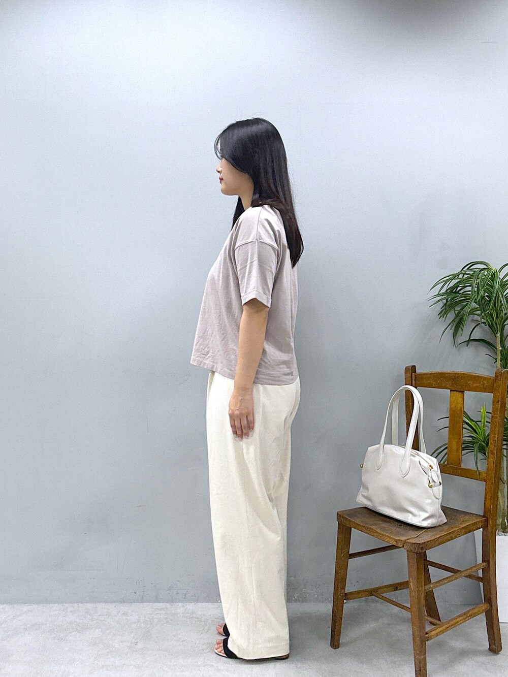 ベージュ系のTシャツ/カットソー、ブラック系のその他シューズを着用したレディースの春コーディネートの2枚目の写真