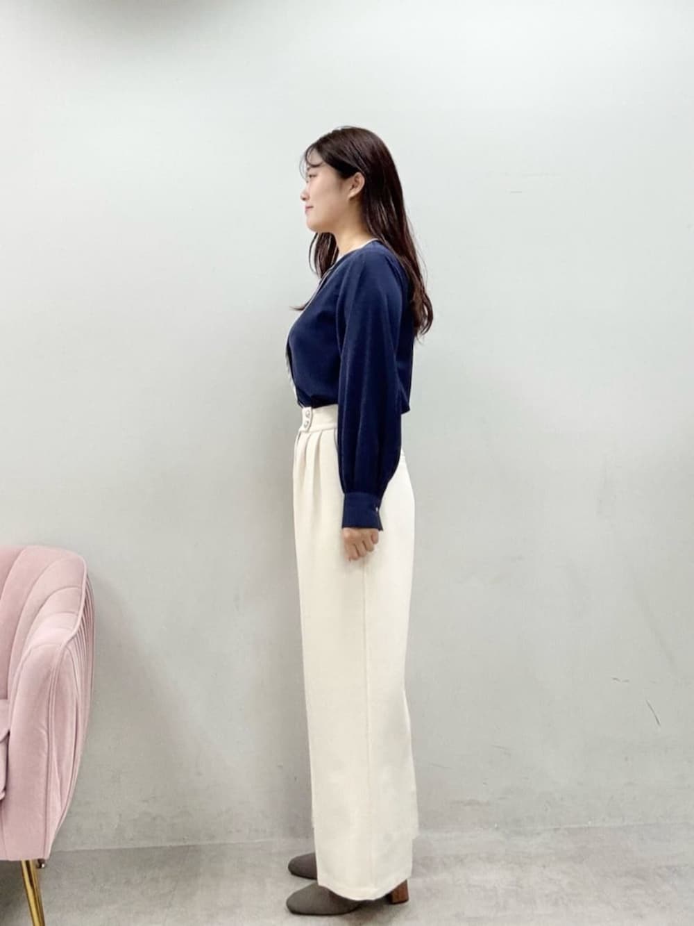 ホワイト系のその他パンツ、ブルー系のシャツ/ブラウスを着用したレディースの秋コーディネートの2枚目の写真