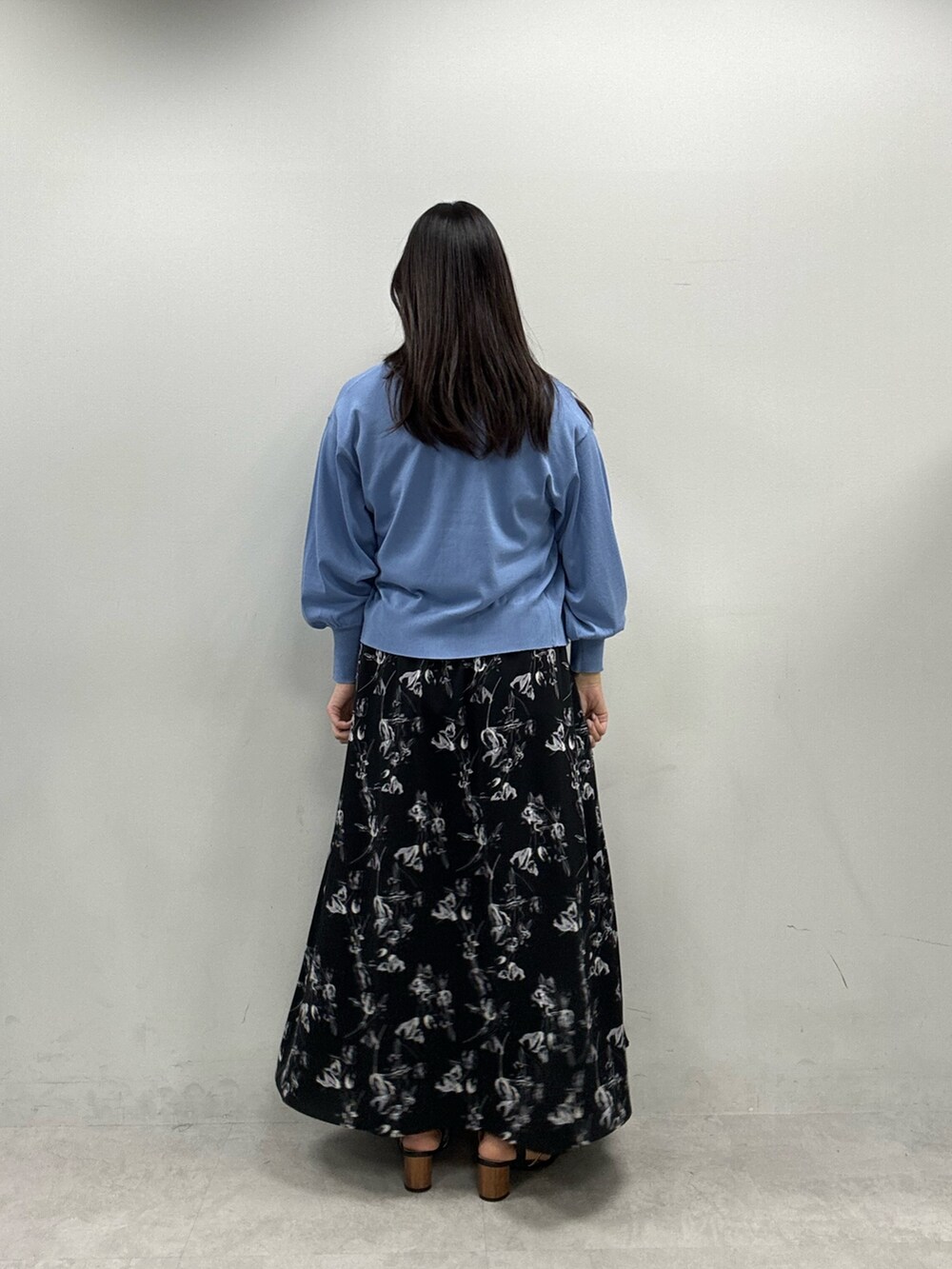 ブルー系のカーディガン/ボレロ、ブラック系のスカート、ホワイト系のニット/セーターを着用したレディースの春コーディネートの3枚目の写真