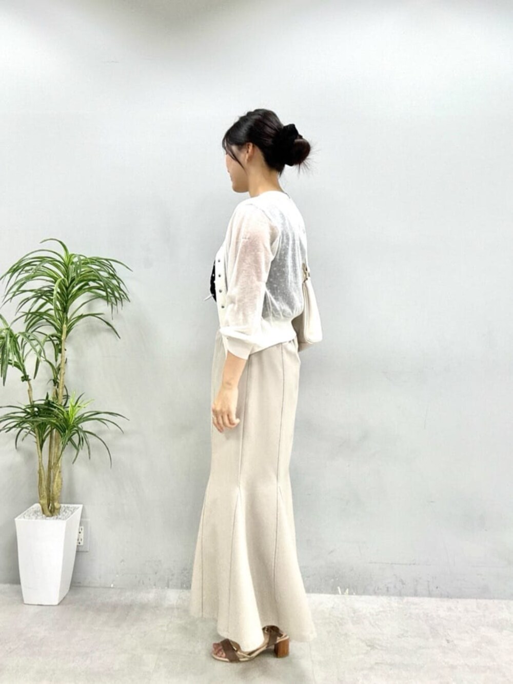 ホワイト系のカーディガン/ボレロ、ベージュ系のスカート、その他のシャツ/ブラウスを着用したレディースの夏コーディネートの2枚目の写真