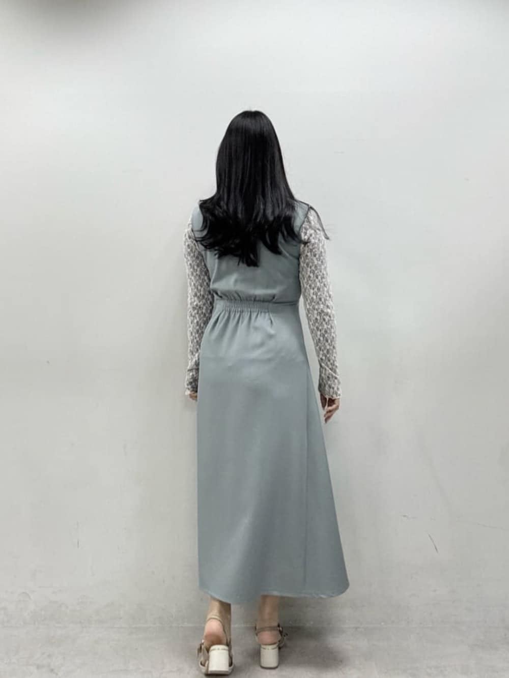 グリーン系のワンピース、グレー系のTシャツ/カットソーを着用したレディースの冬コーディネートの3枚目の写真