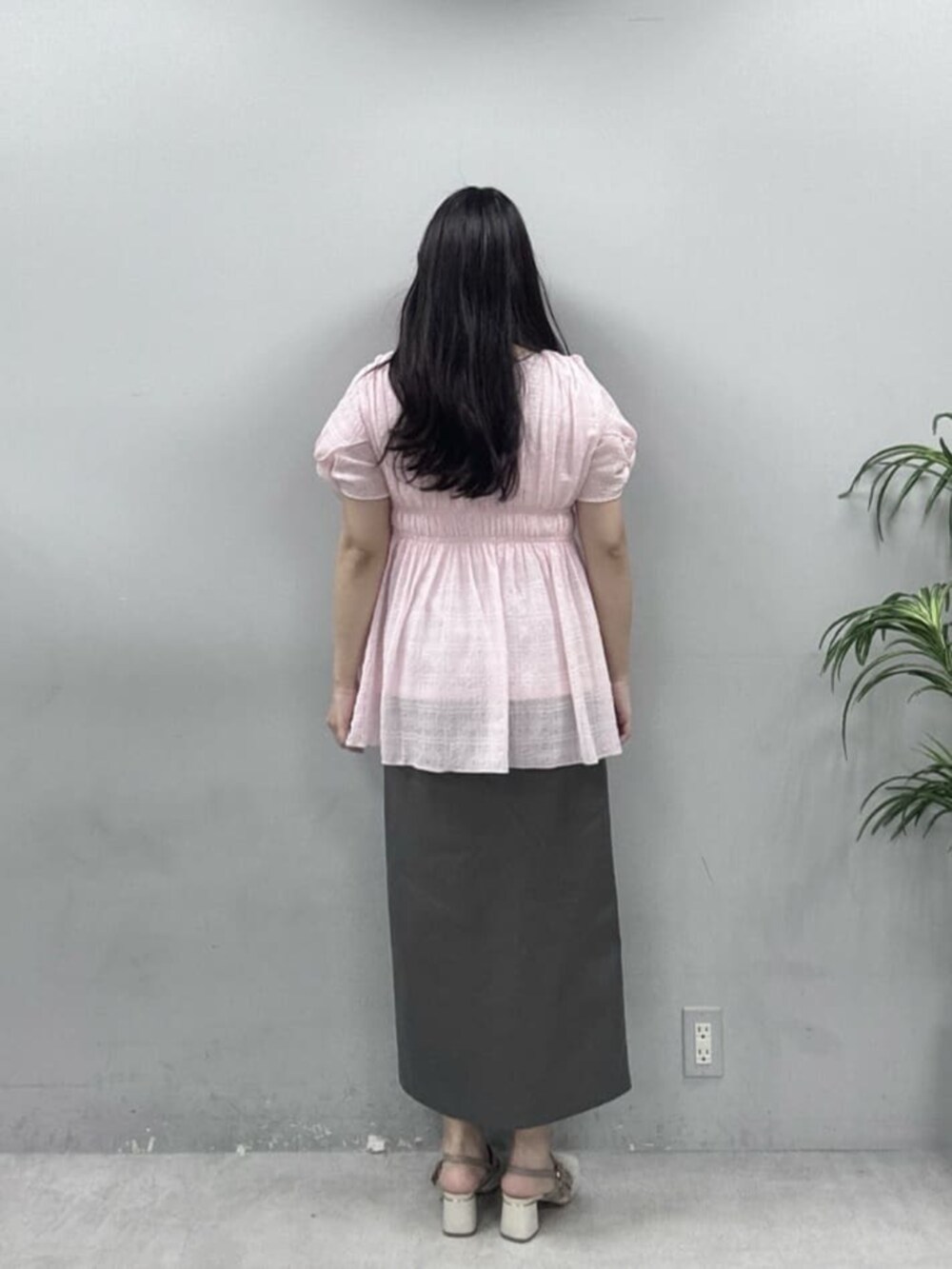 ピンク系のシャツ/ブラウスを着用したレディースの春コーディネートの3枚目の写真