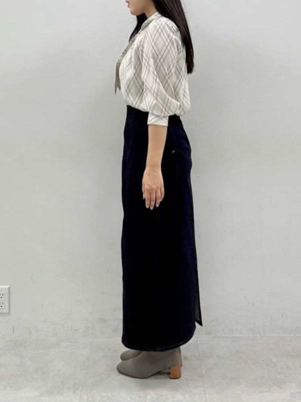 ブルー系のスカート、その他のシャツ/ブラウスを着用したレディースの秋コーディネートの2枚目の写真