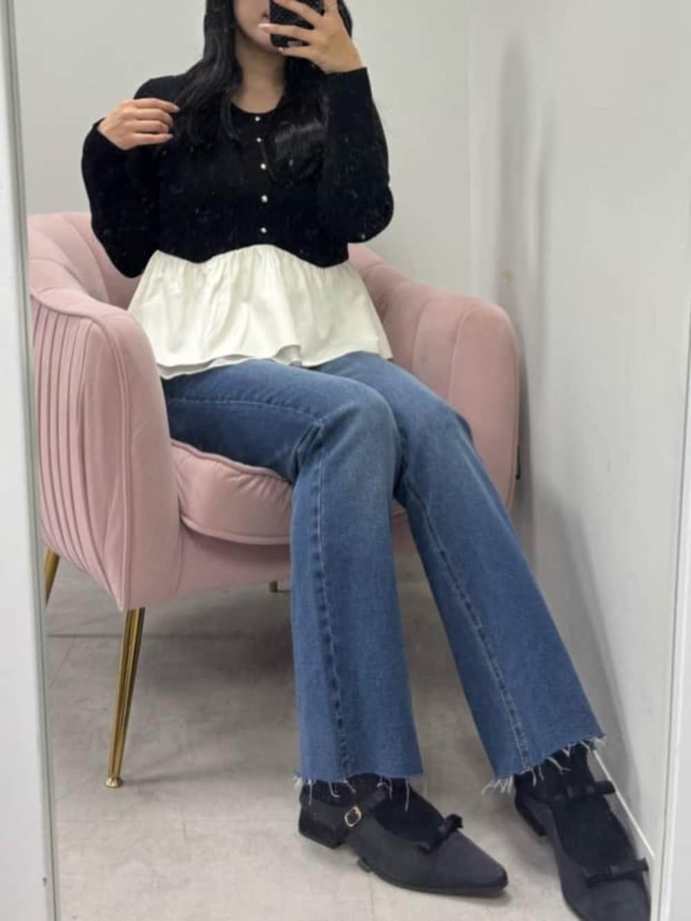 ブラック系のニット/セーター、ブルー系のデニムパンツ、ブラック系のその他シューズを着用したレディースの冬コーディネートの5枚目の写真