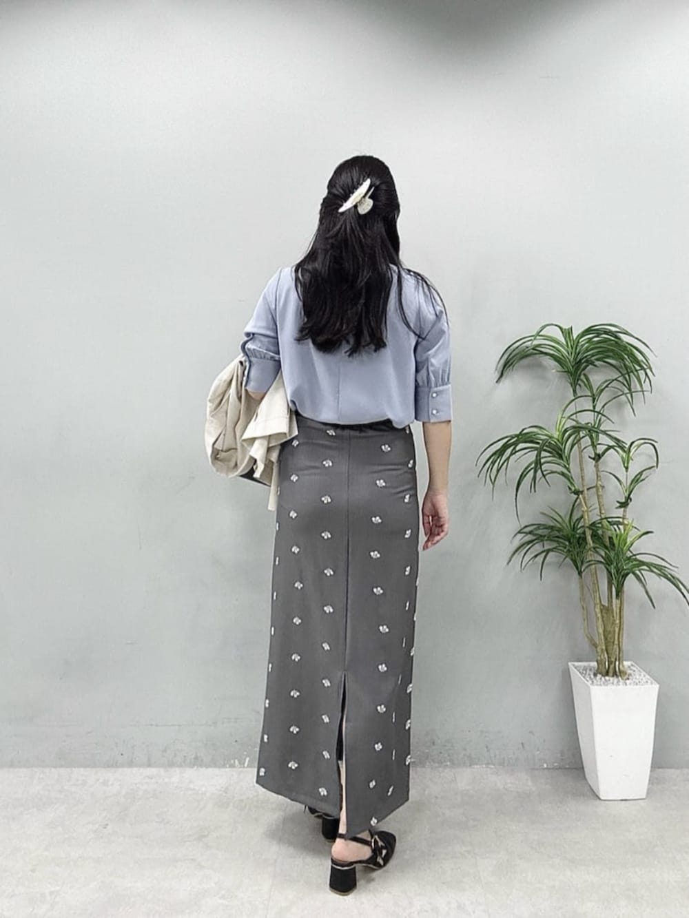 ブルー系のシャツ/ブラウス、ベージュ系のテーラードジャケット、グレー系のスカートを着用したレディースの春コーディネートの6枚目の写真