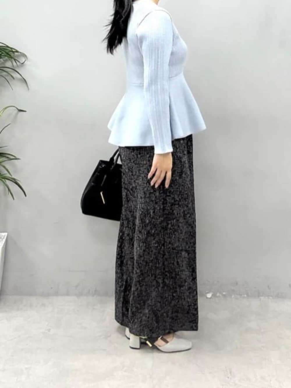 ブルー系のカーディガン/ボレロ、ブラック系のその他パンツを着用したレディースの冬コーディネートの2枚目の写真