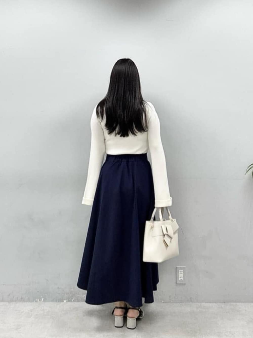 ホワイト系のショルダーバッグ、ホワイト系のニット/セーターを着用したレディースの春コーディネートの5枚目の写真