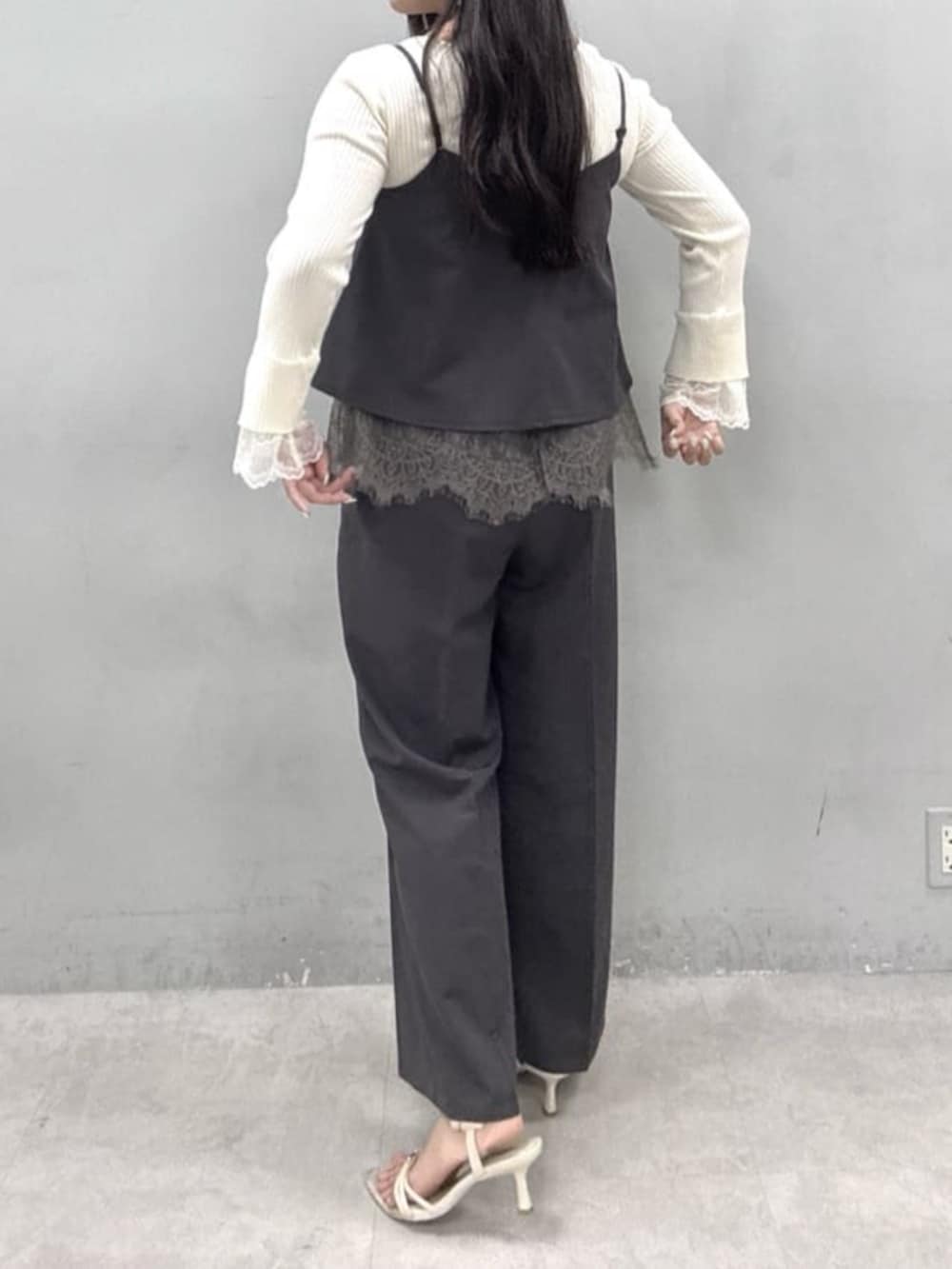 グレー系のその他パンツ、ホワイト系のニット/セーターを着用したレディースの夏コーディネートの4枚目の写真
